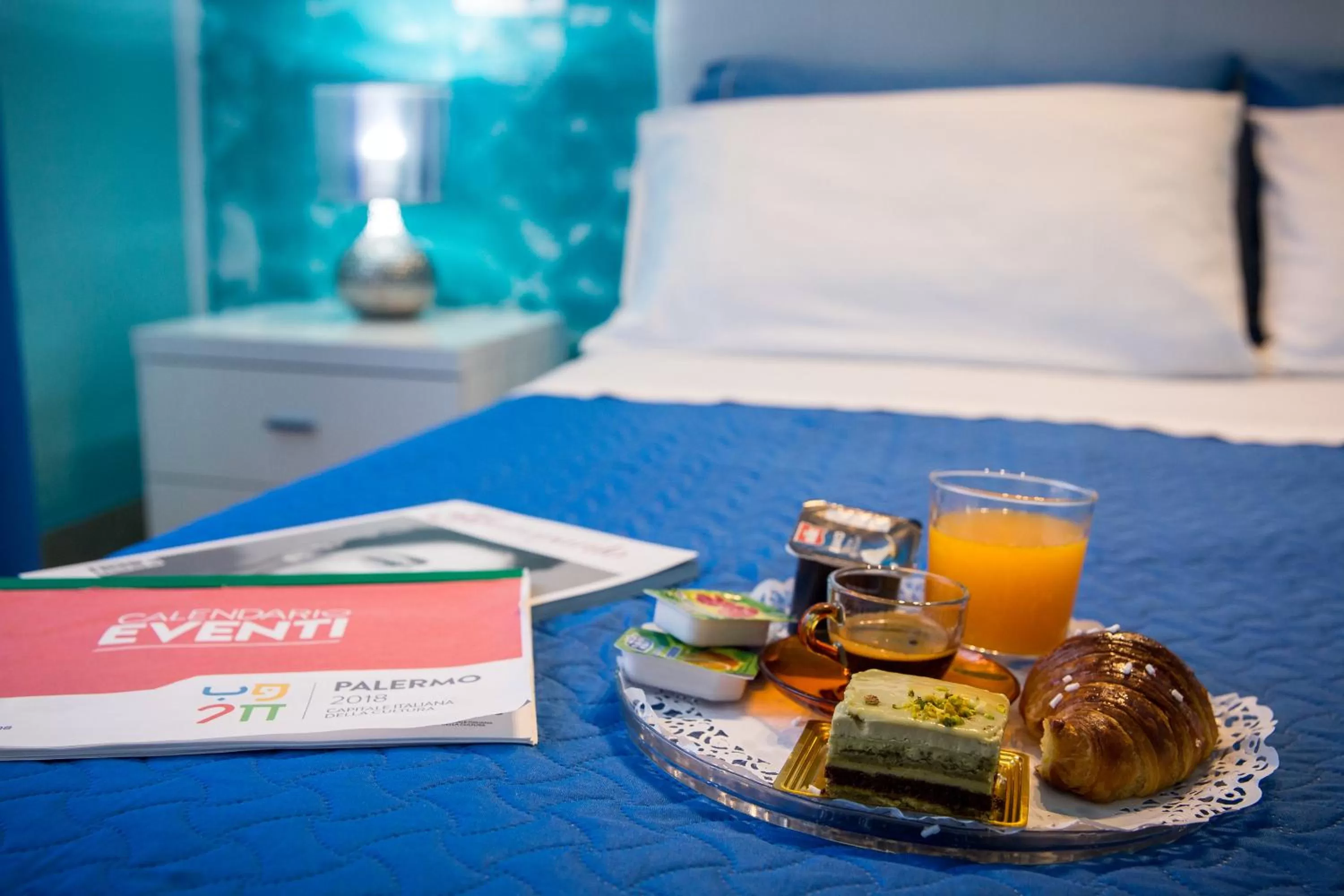 Photo of the whole room, Bed in Colors B&B