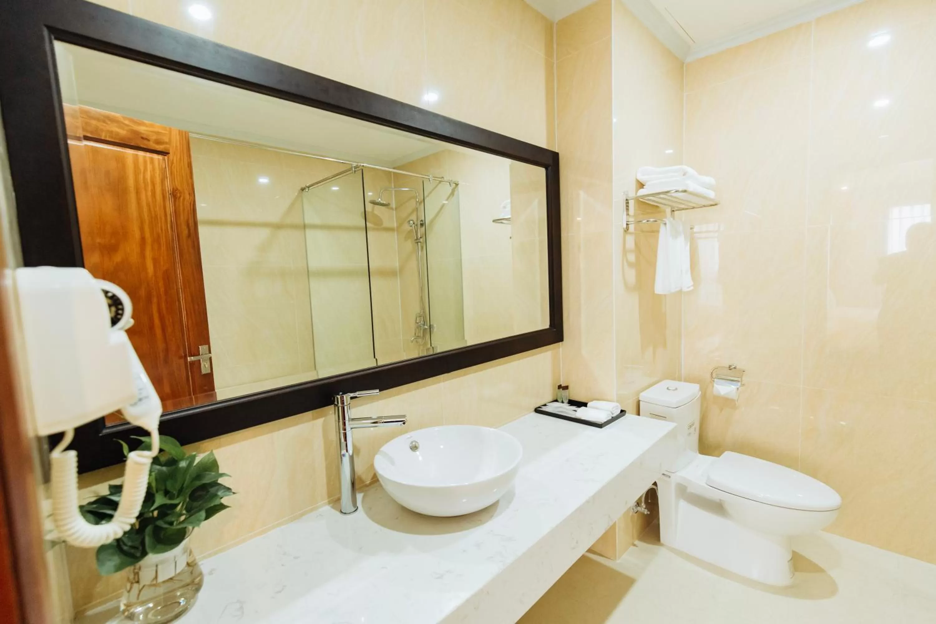 Bathroom in Paragon Noi bai Hotel & Pool