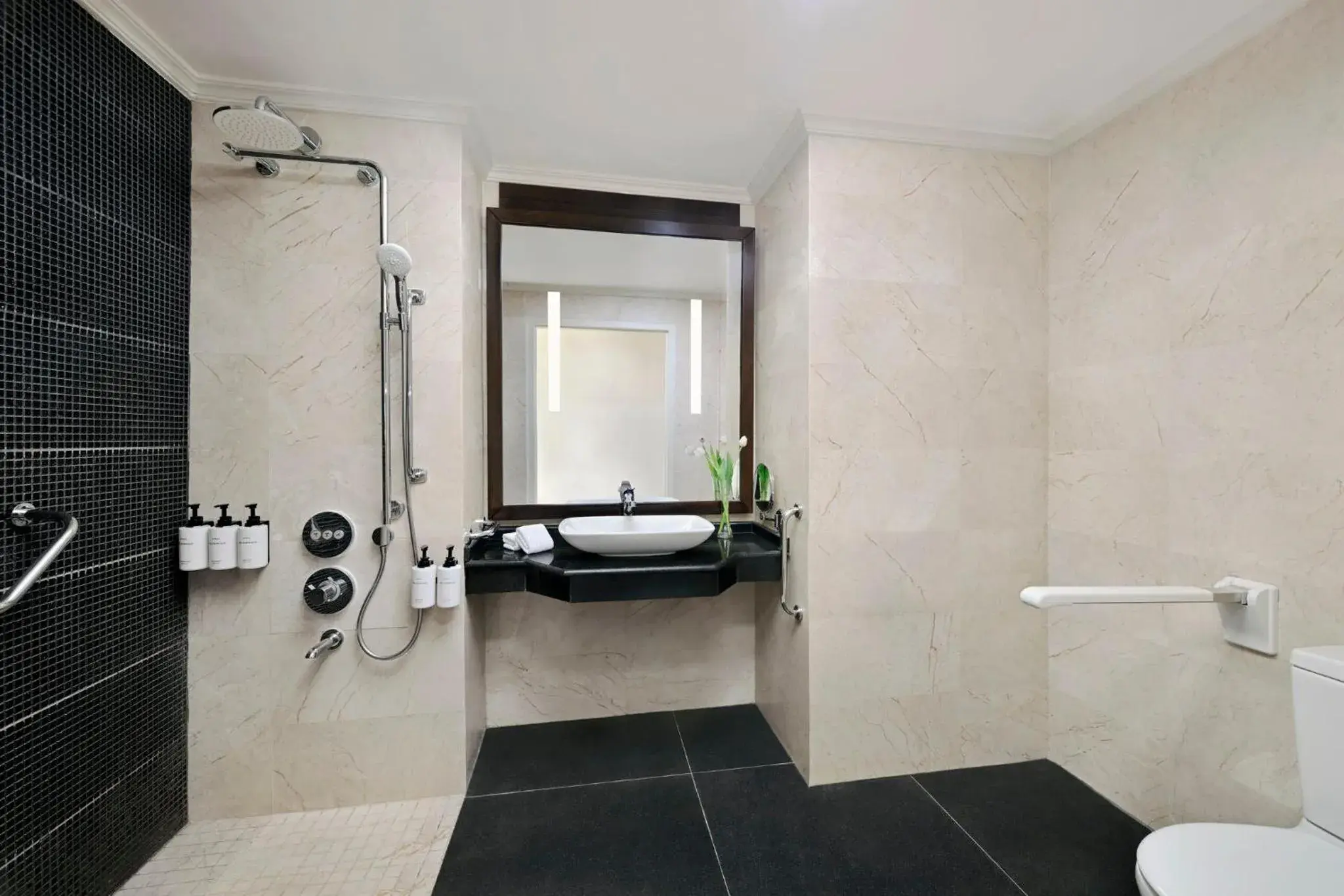 Photo of the whole room, Bathroom in Dar Al Iman InterContinental