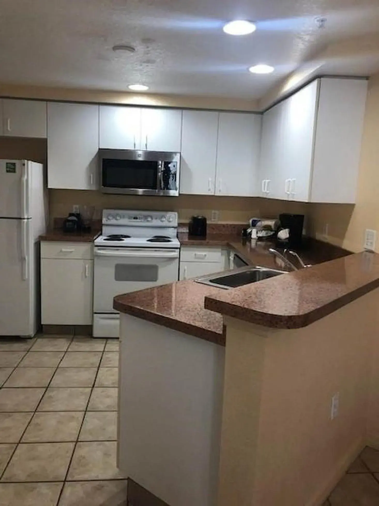 Coffee/tea facilities, Kitchen/Kitchenette in Vacation Village at Parkway