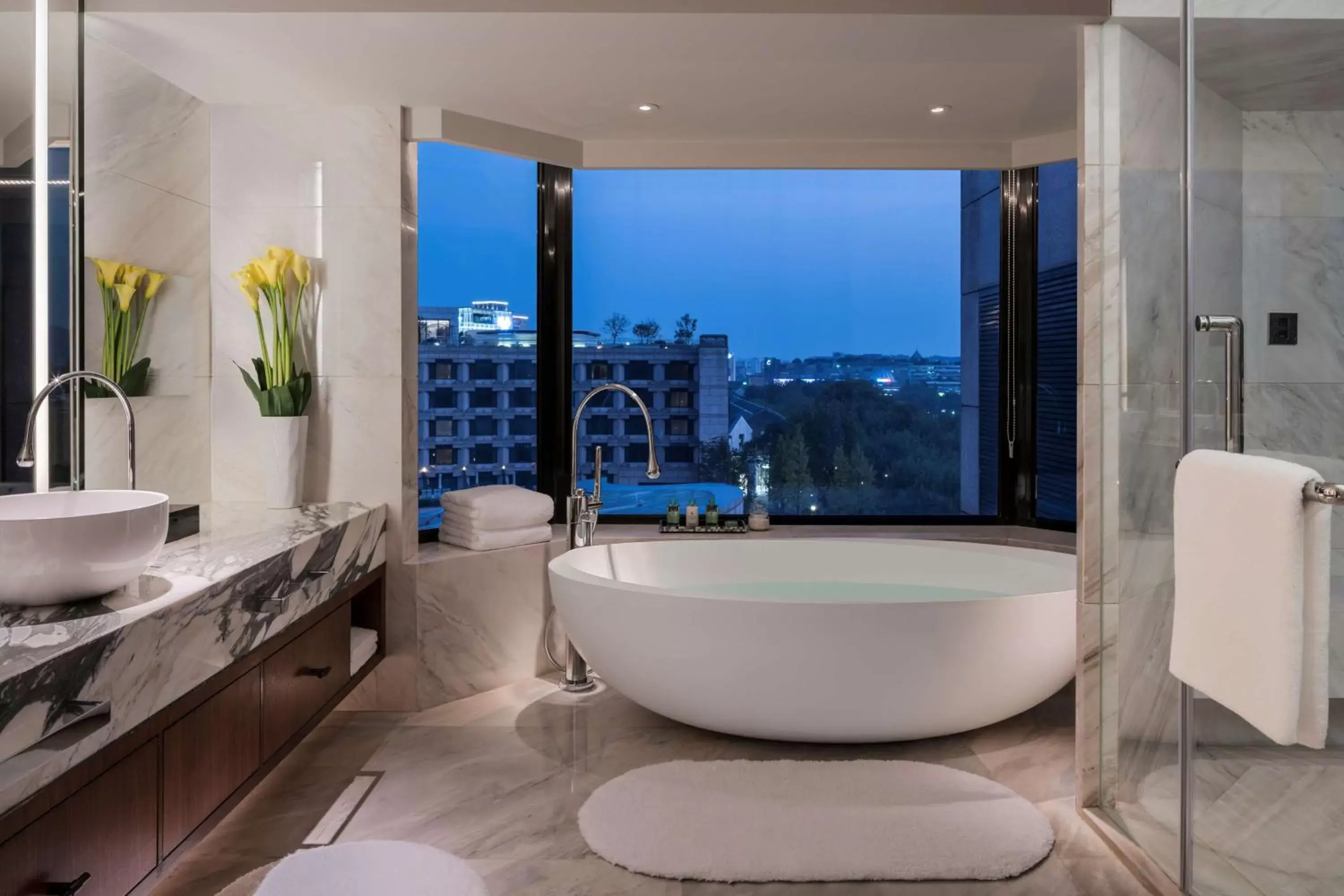 Photo of the whole room, Bathroom in Grand Hyatt Hangzhou