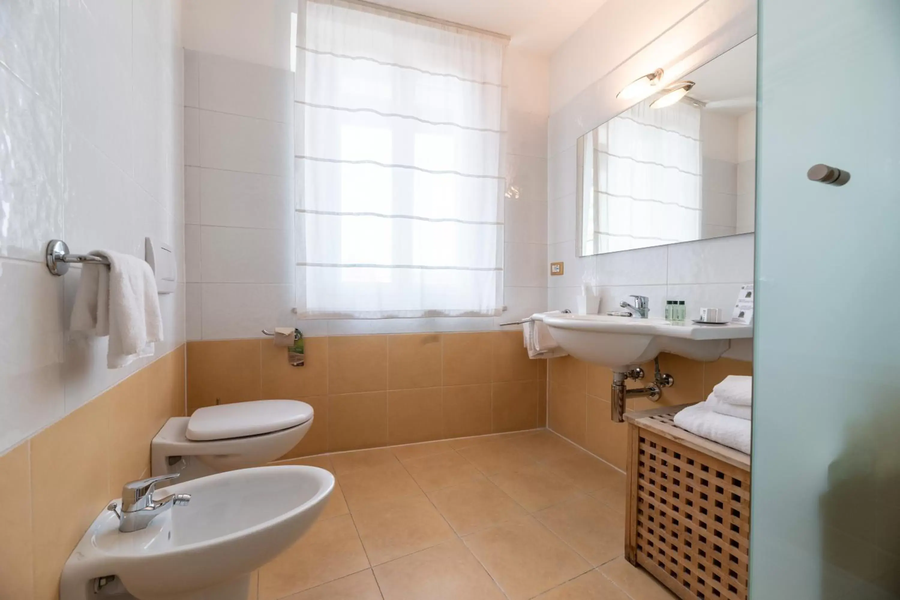 Shower, Bathroom in Hotel Suite Inn