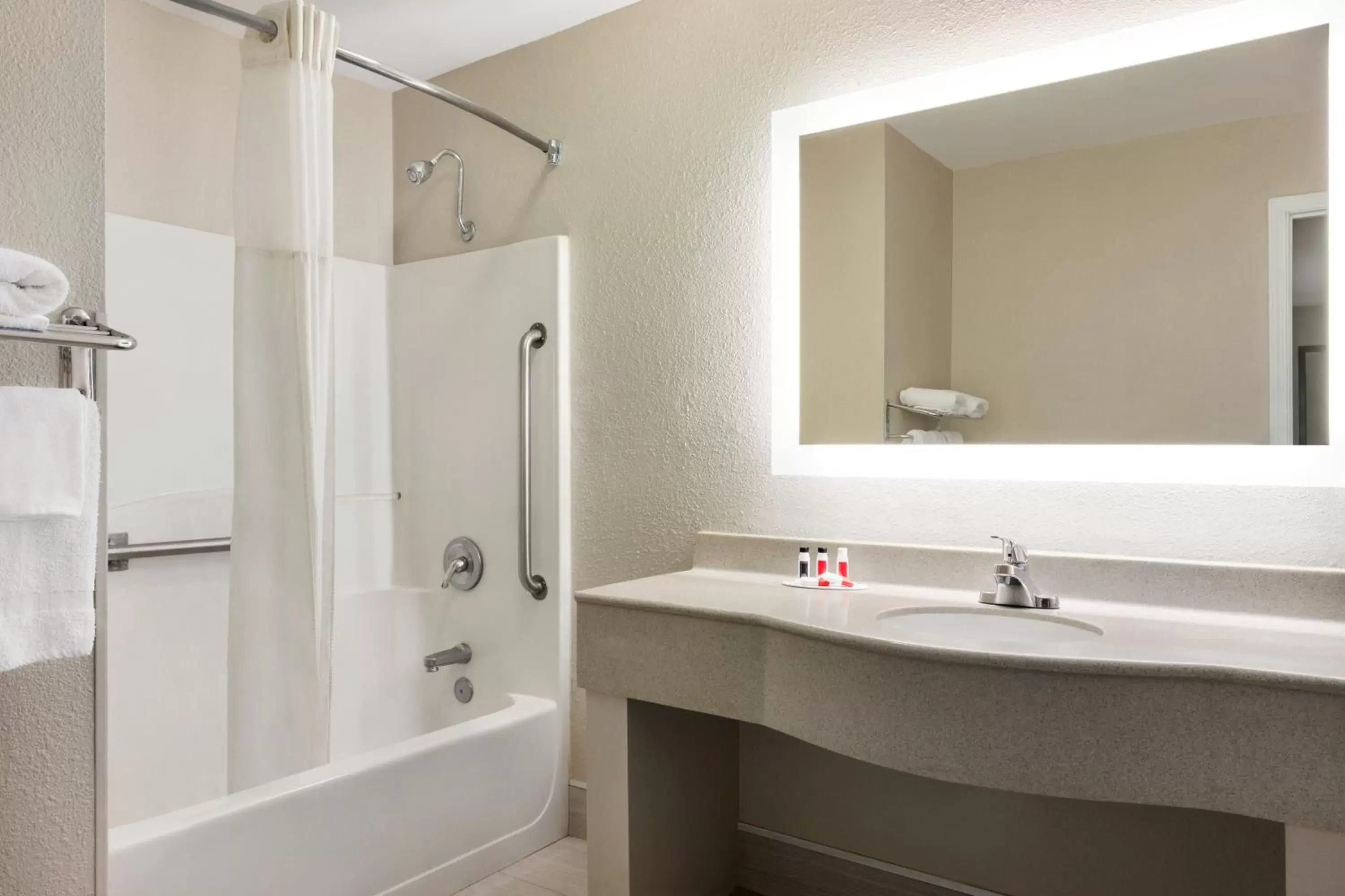 Toilet, Bathroom in Howard Johnson by Wyndham Chattanooga Lookout Mountain