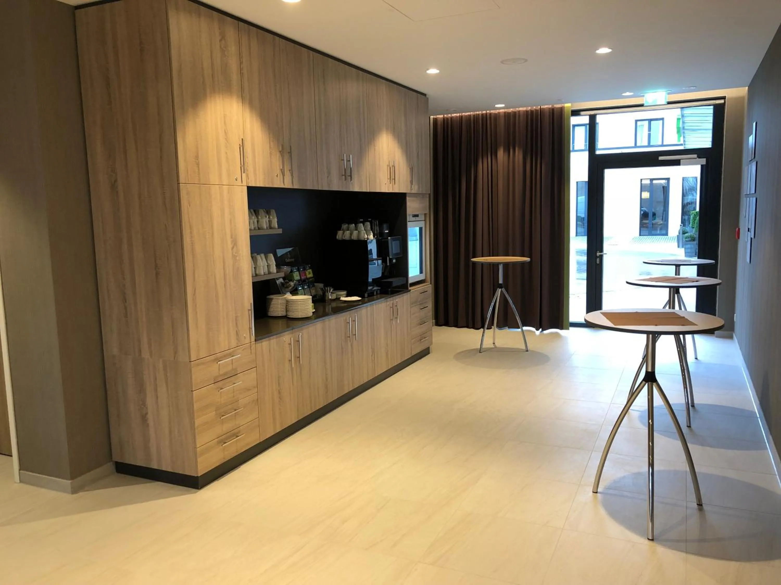 Meeting/conference room, TV/Entertainment Center in Holiday Inn Munich - City East, an IHG Hotel