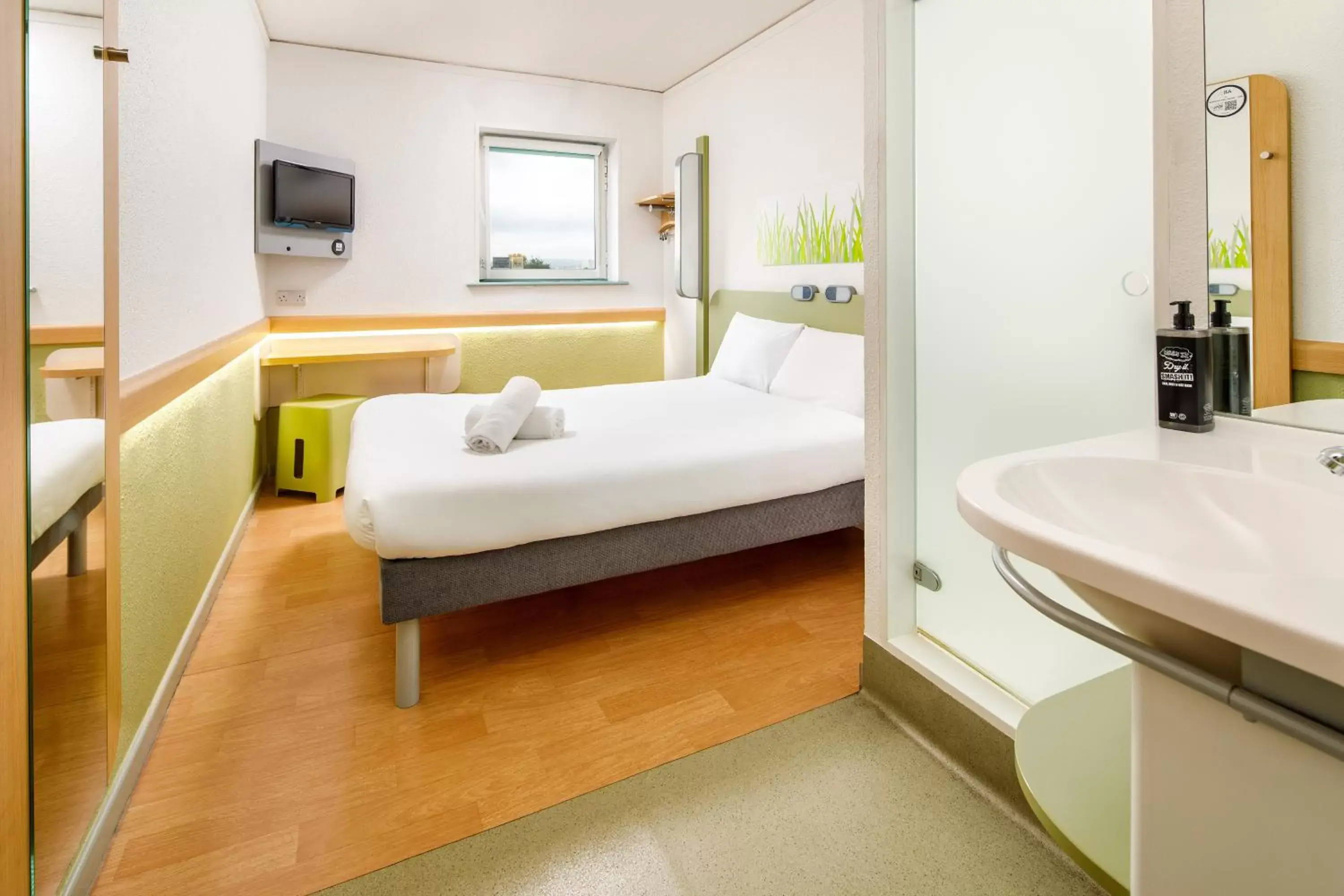Photo of the whole room, Bathroom in ibis budget Sheffield Arena
