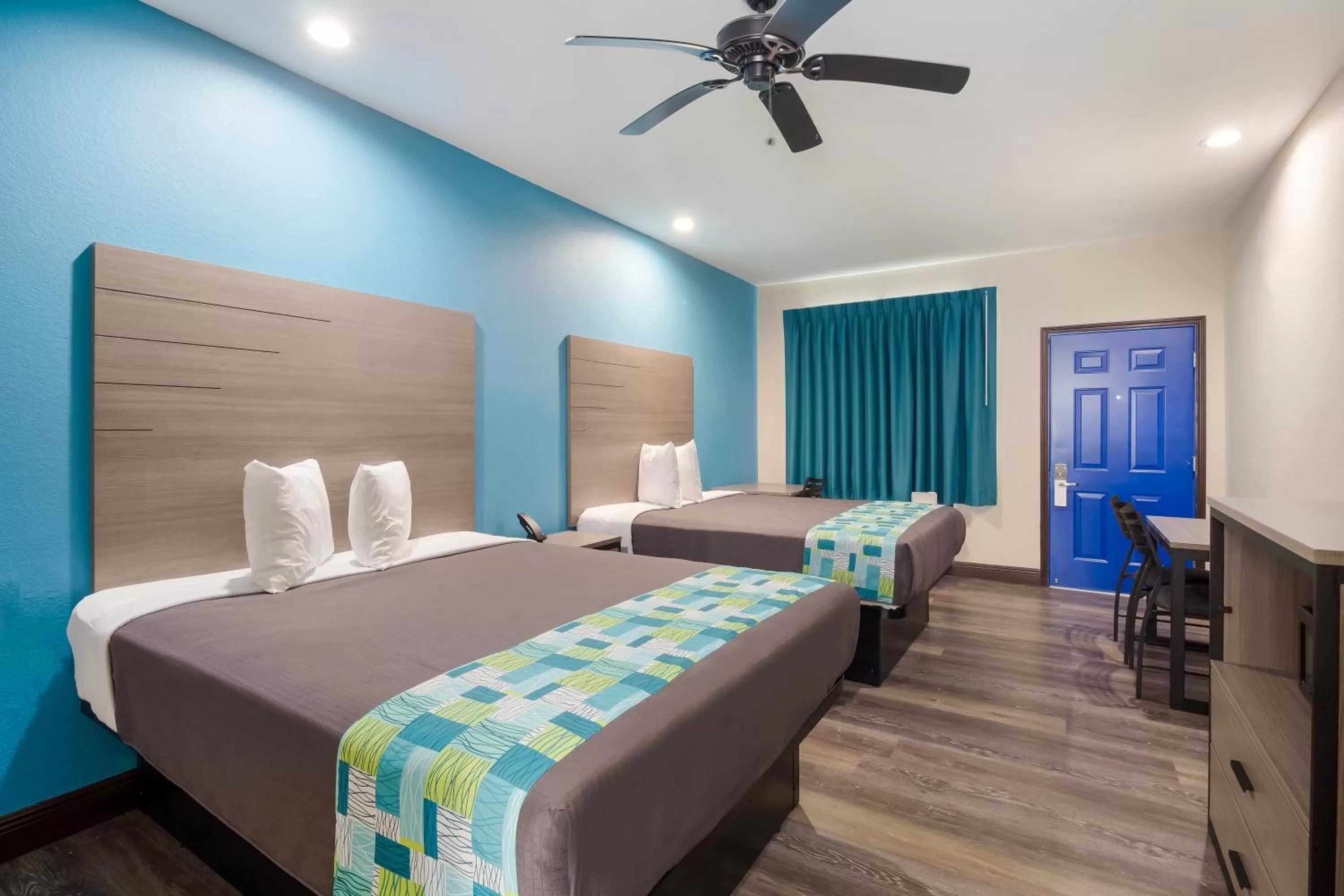 Photo of the whole room, Bed in Scottish Inns & Suites Hitchcock-Santa Fe