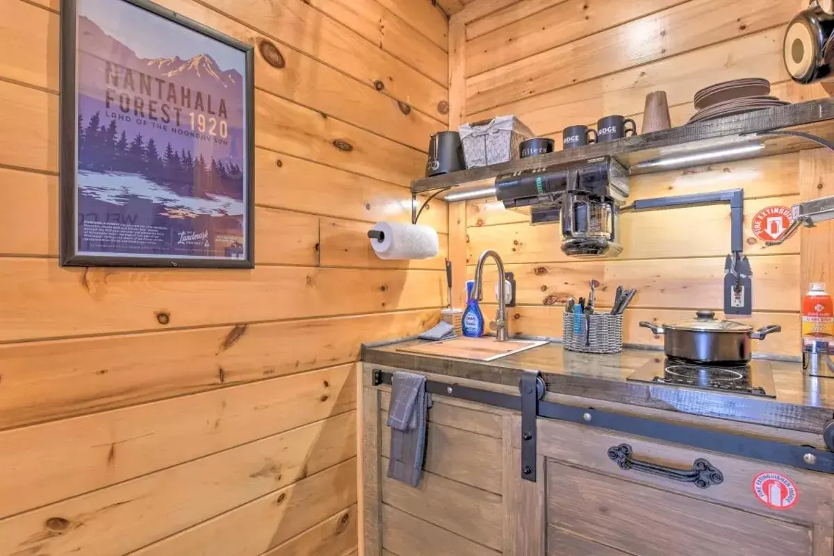 Kitchen/Kitchenette in The Lodge Nantahala River