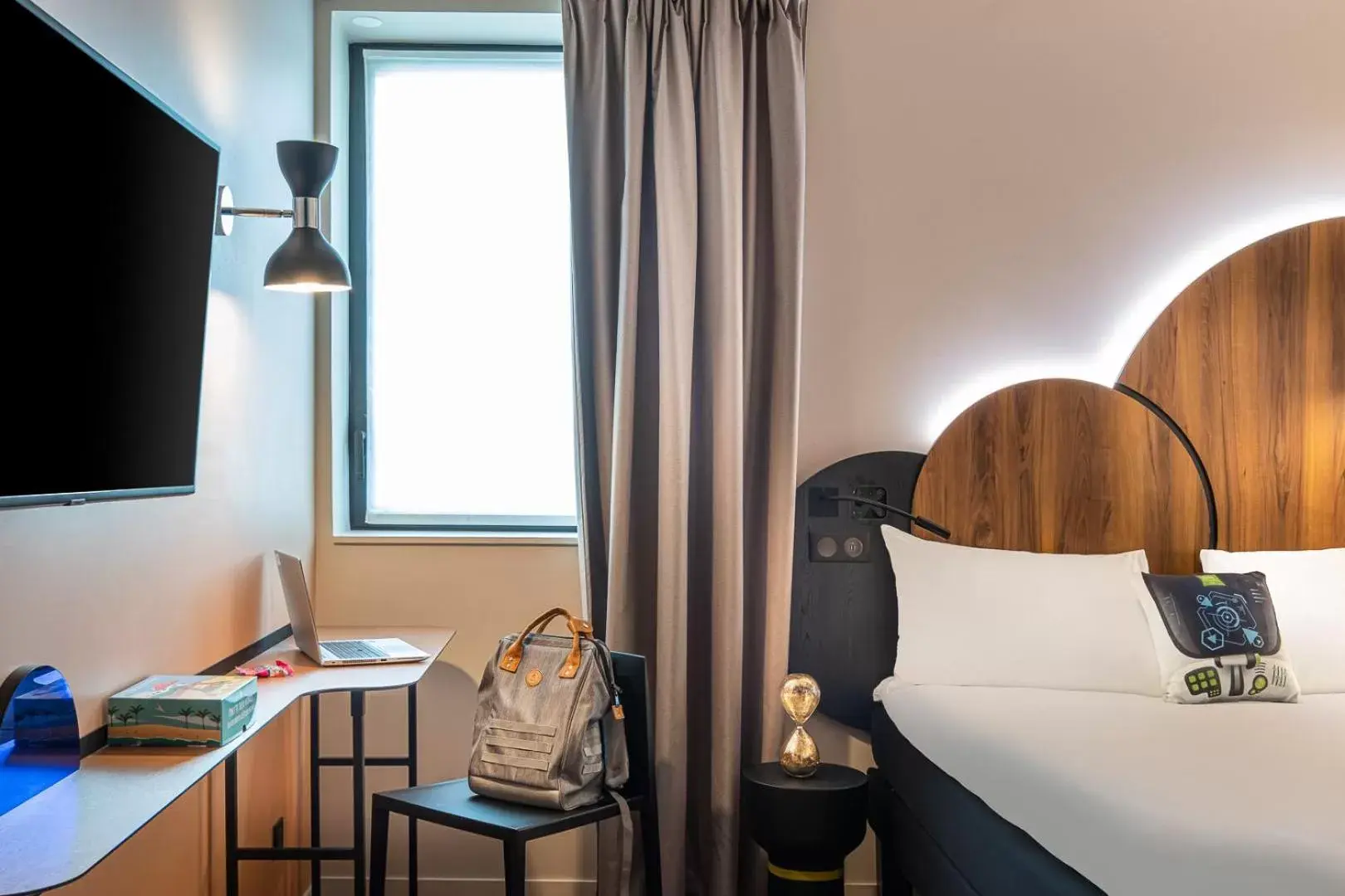 Bedroom in ibis Styles Paris Meteor Avenue d'Italie