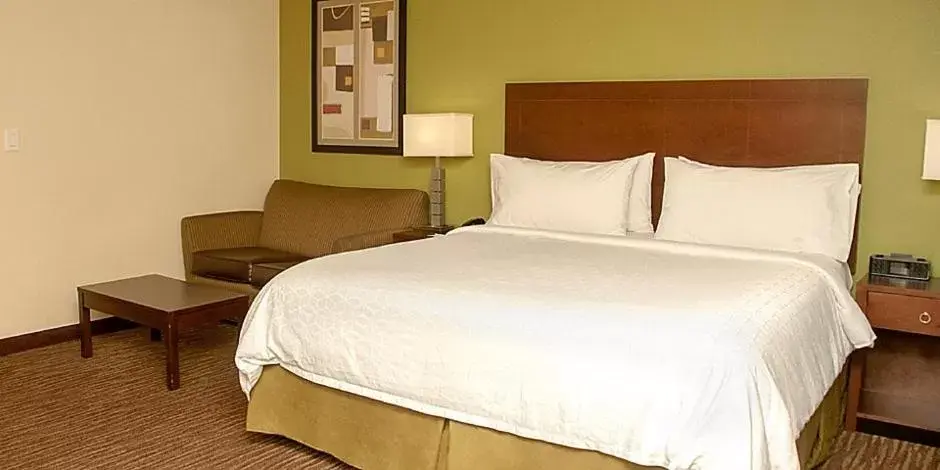 Bedroom, Bed in Holiday Inn Express - Bowling Green, an IHG Hotel