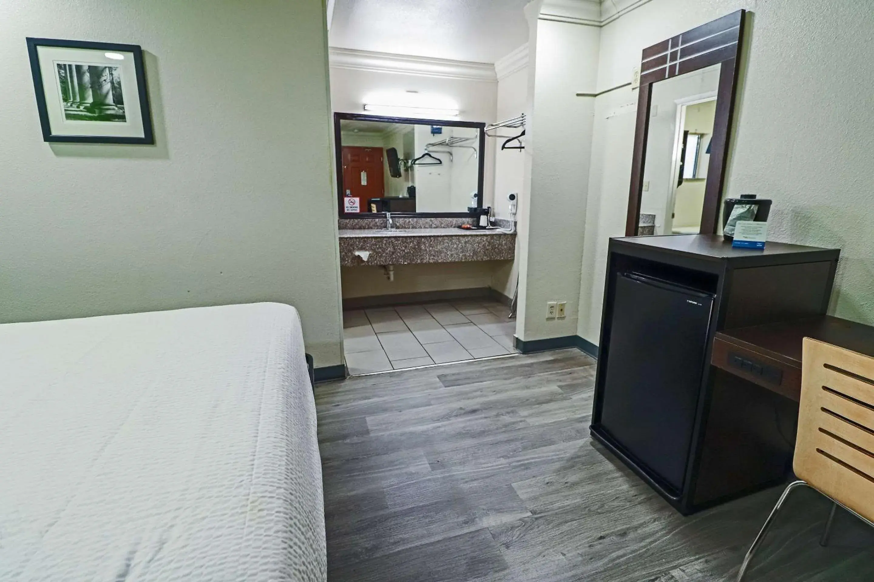 Bedroom, Kitchen/Kitchenette in Rodeway Inn San Antonio Lackland AFB - SeaWorld