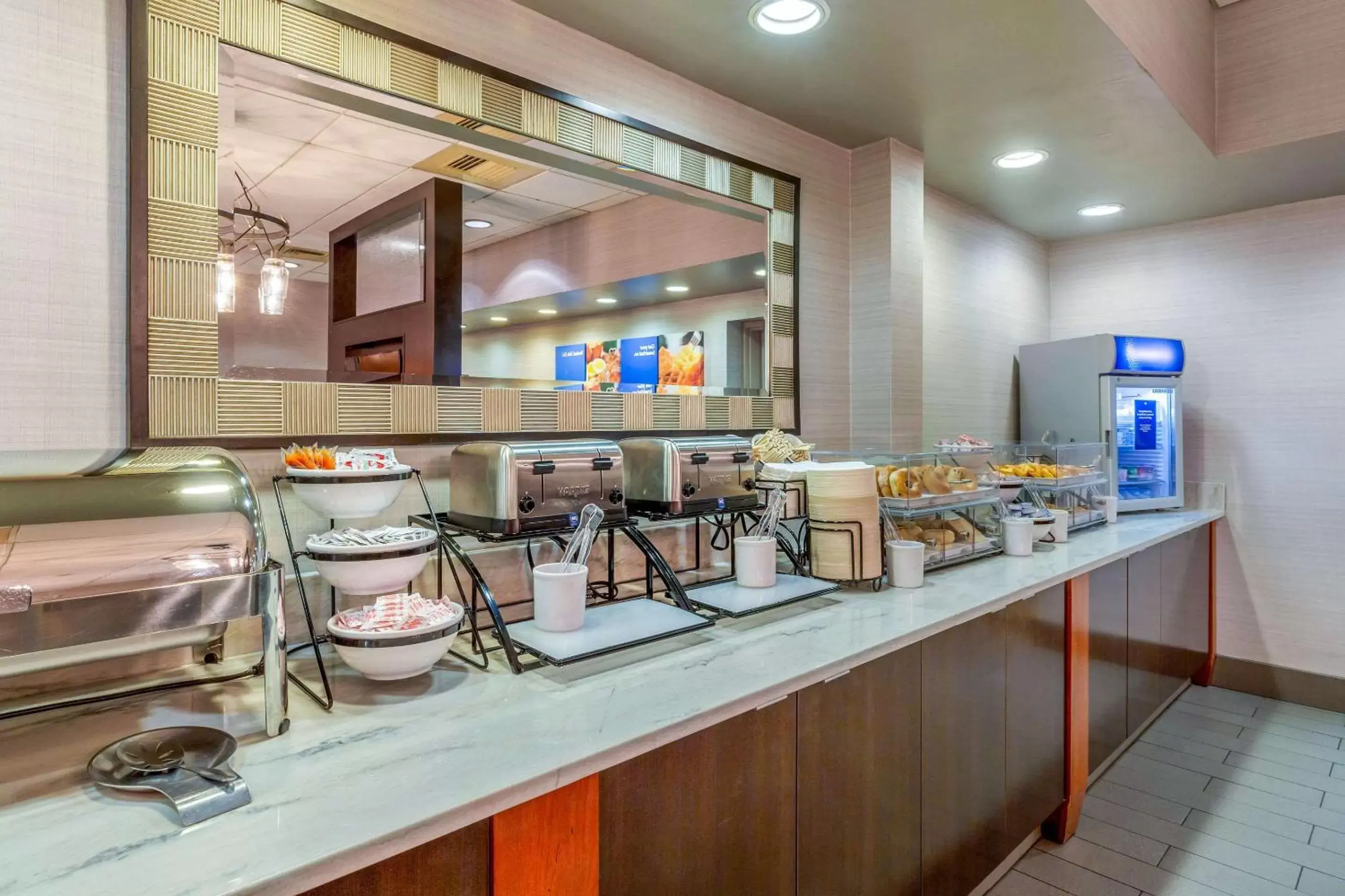 Restaurant/Places to Eat in Comfort Inn & Suites Logan International Airport