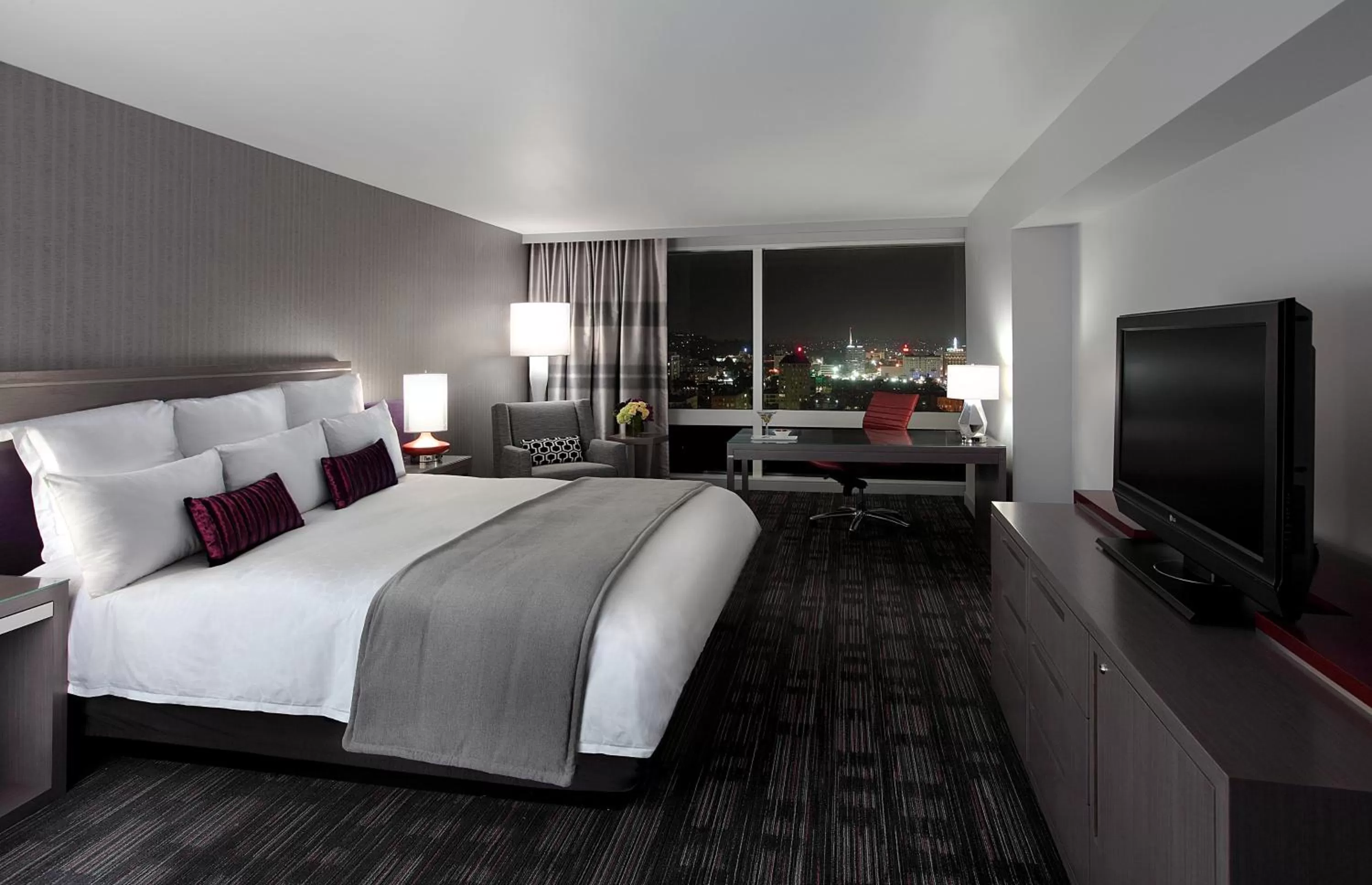 Photo of the whole room, Bed in Loews Hollywood Hotel