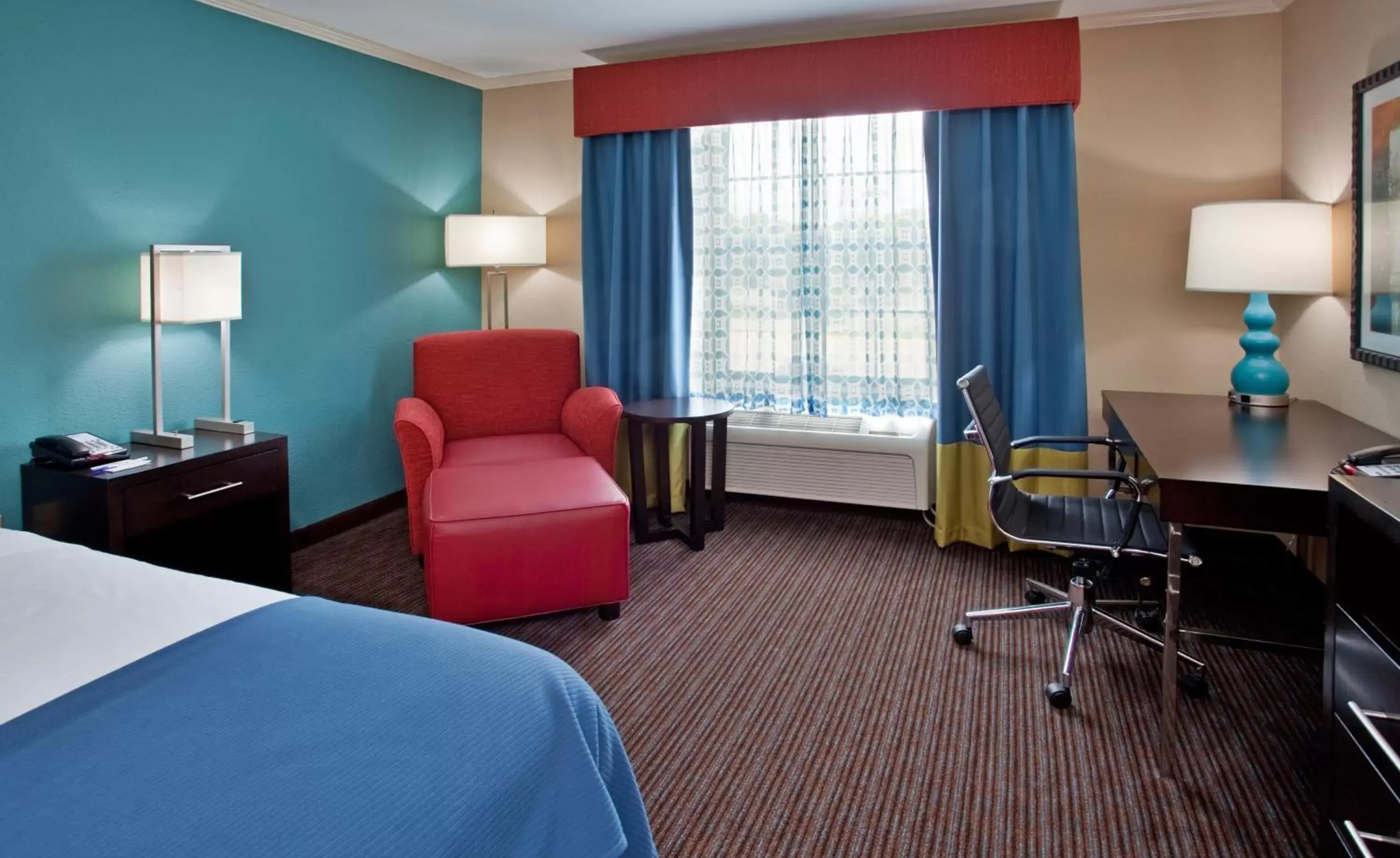 Photo of the whole room, Seating Area in Holiday Inn Express Hotel & Suites North Kansas City, an IHG Hotel