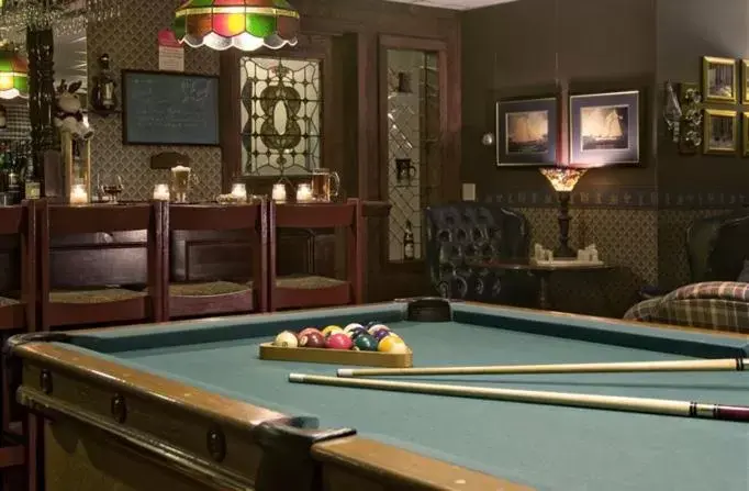 Communal lounge/ TV room, Billiards in Inn at Ellis River