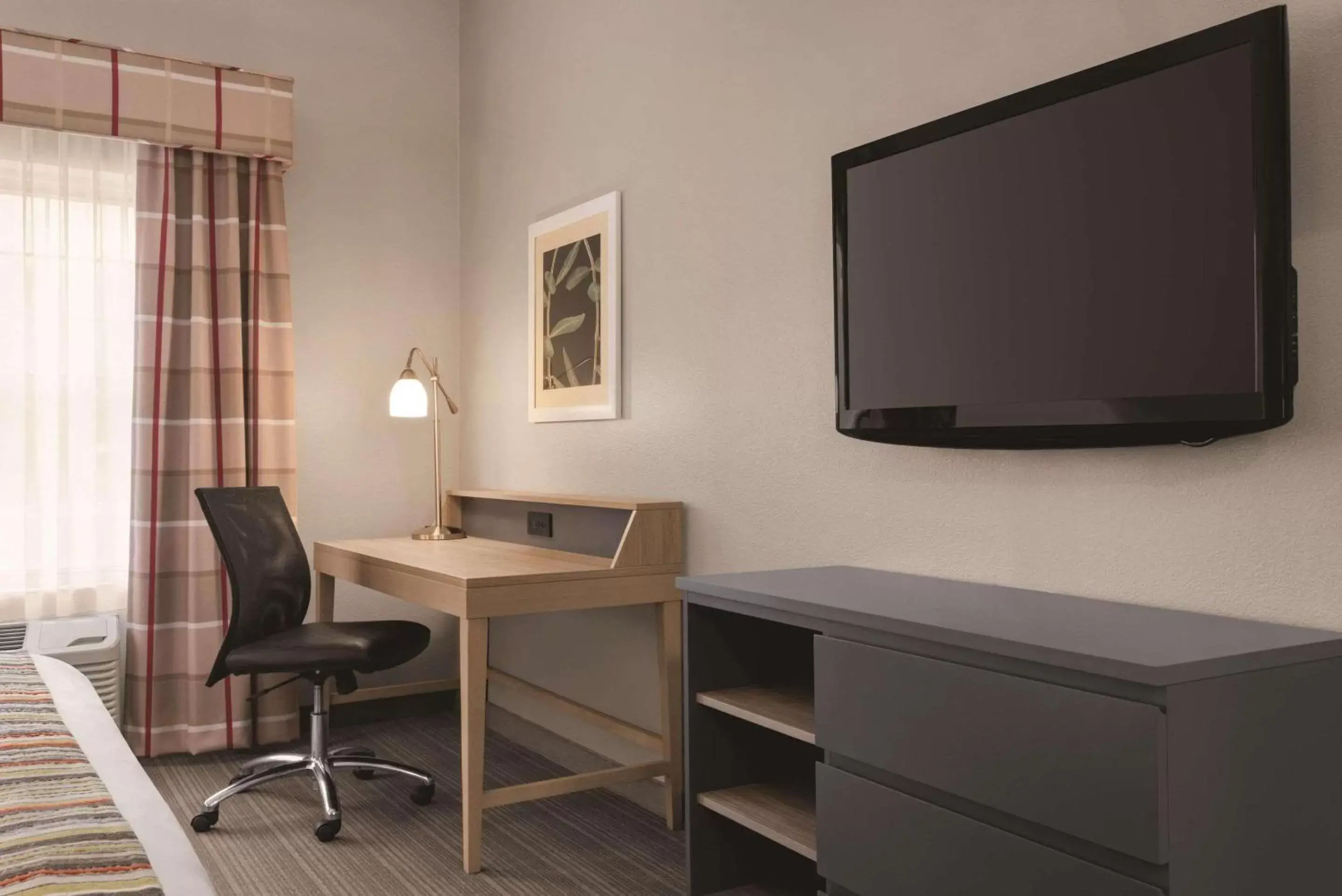 Bedroom, TV/Entertainment Center in Country Inn & Suites by Radisson, Schaumburg, IL