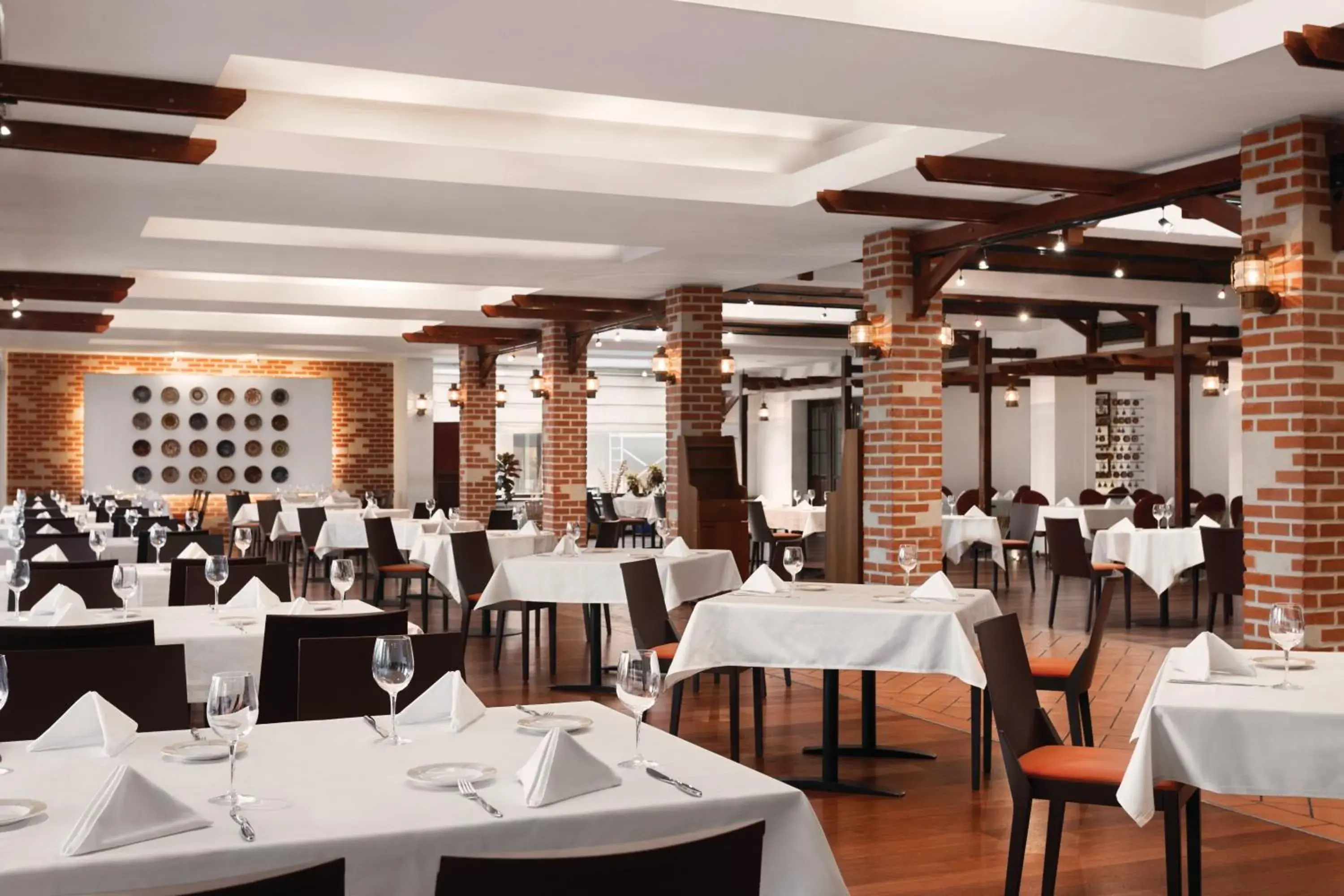 Dinner, Restaurant/Places to Eat in Ramada Plaza by Wyndham Bucharest Convention Center