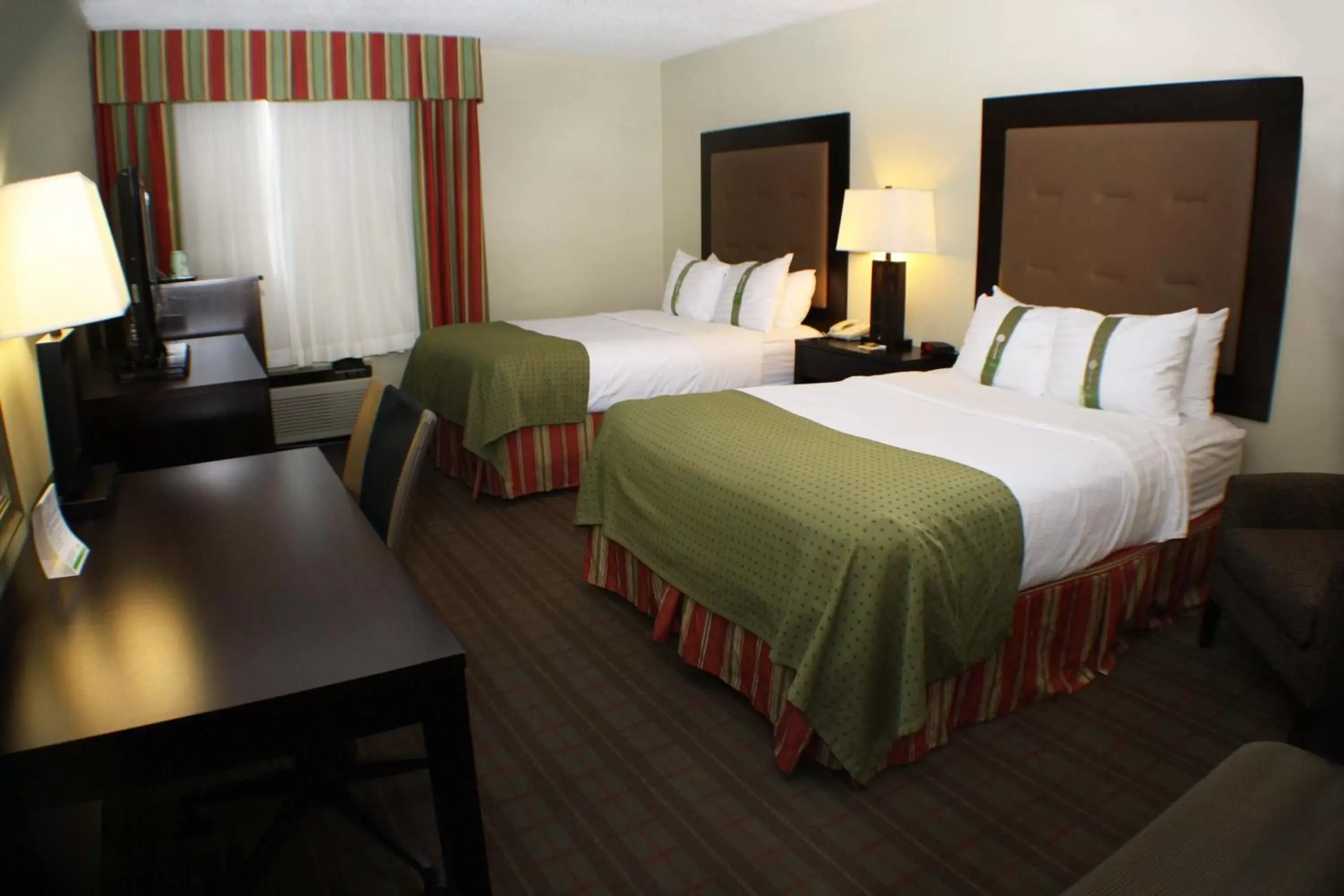 Bed in Holiday Inn Riverton-Convention Center, an IHG Hotel