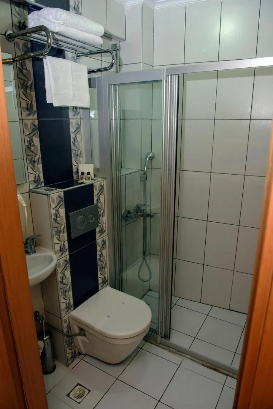 Shower, Bathroom in Tayahatun Hotel