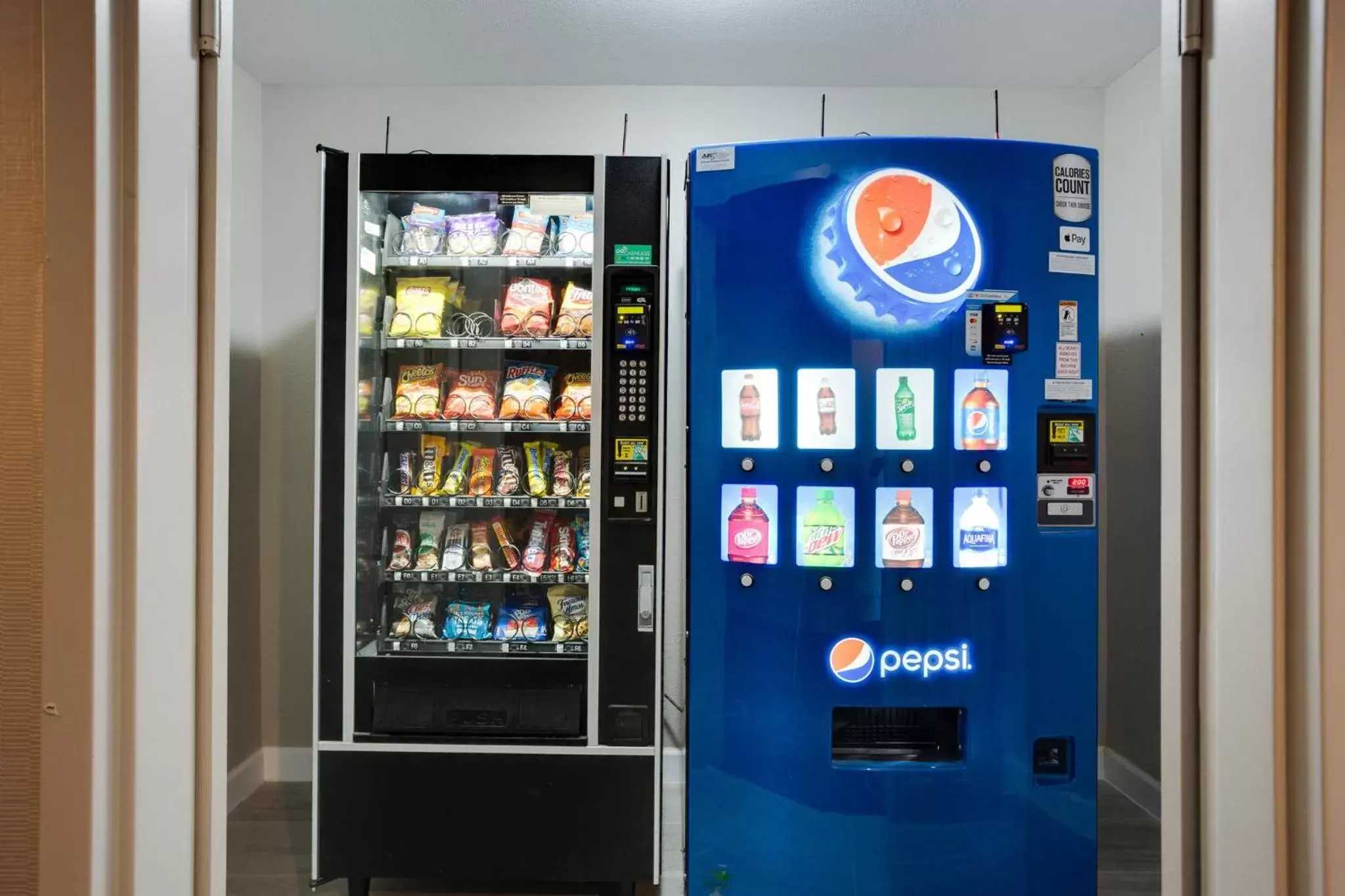 vending machine, Supermarket/Shops in Orangewood Inn & Suites Kansas City Airport