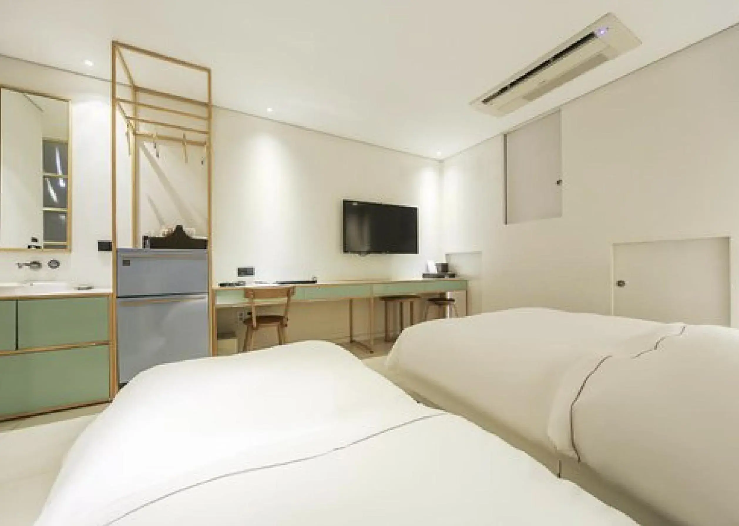 Bed, TV/Entertainment Center in Hotel The Designers Jongno