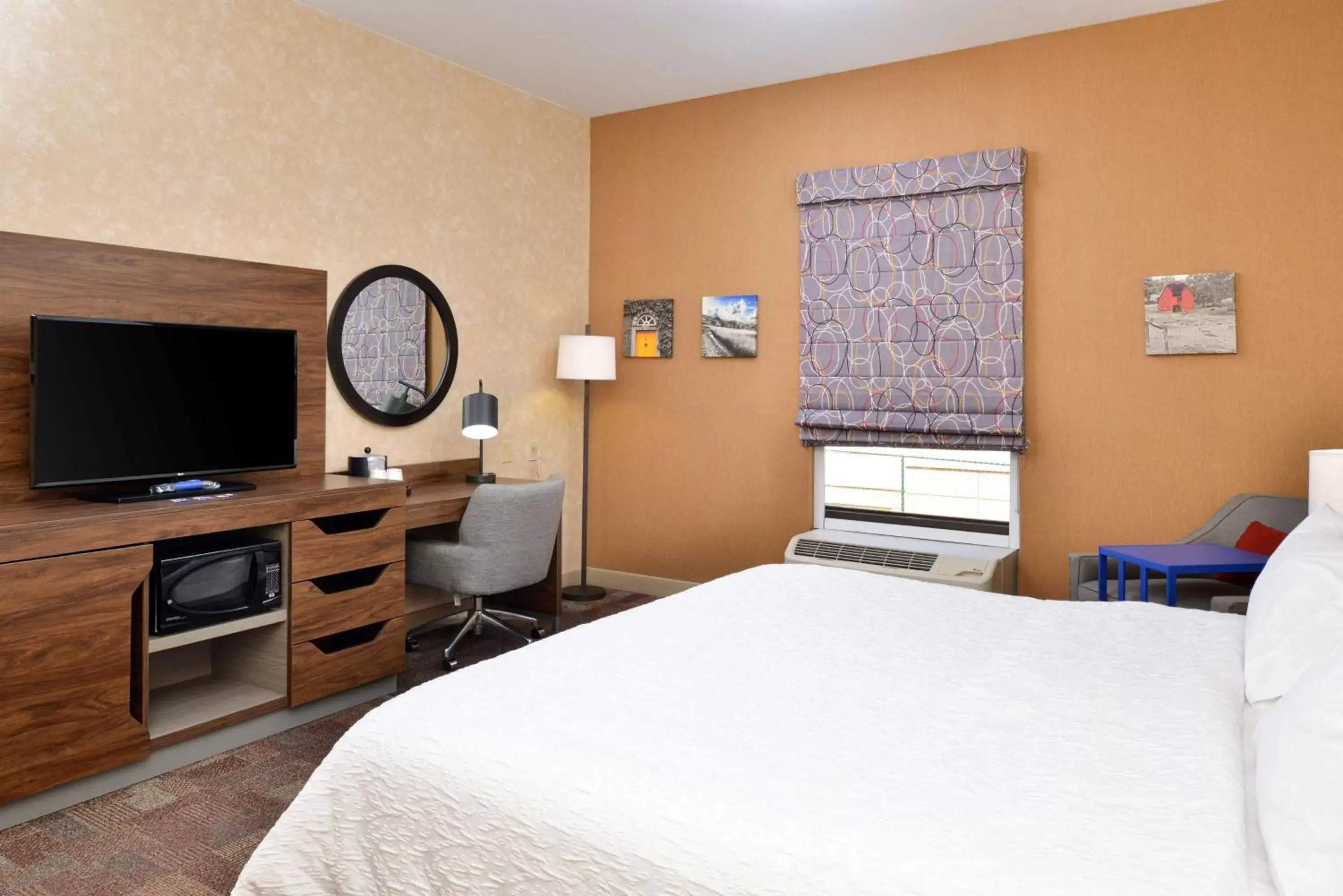 Bedroom, Bed in Hampton Inn Wytheville