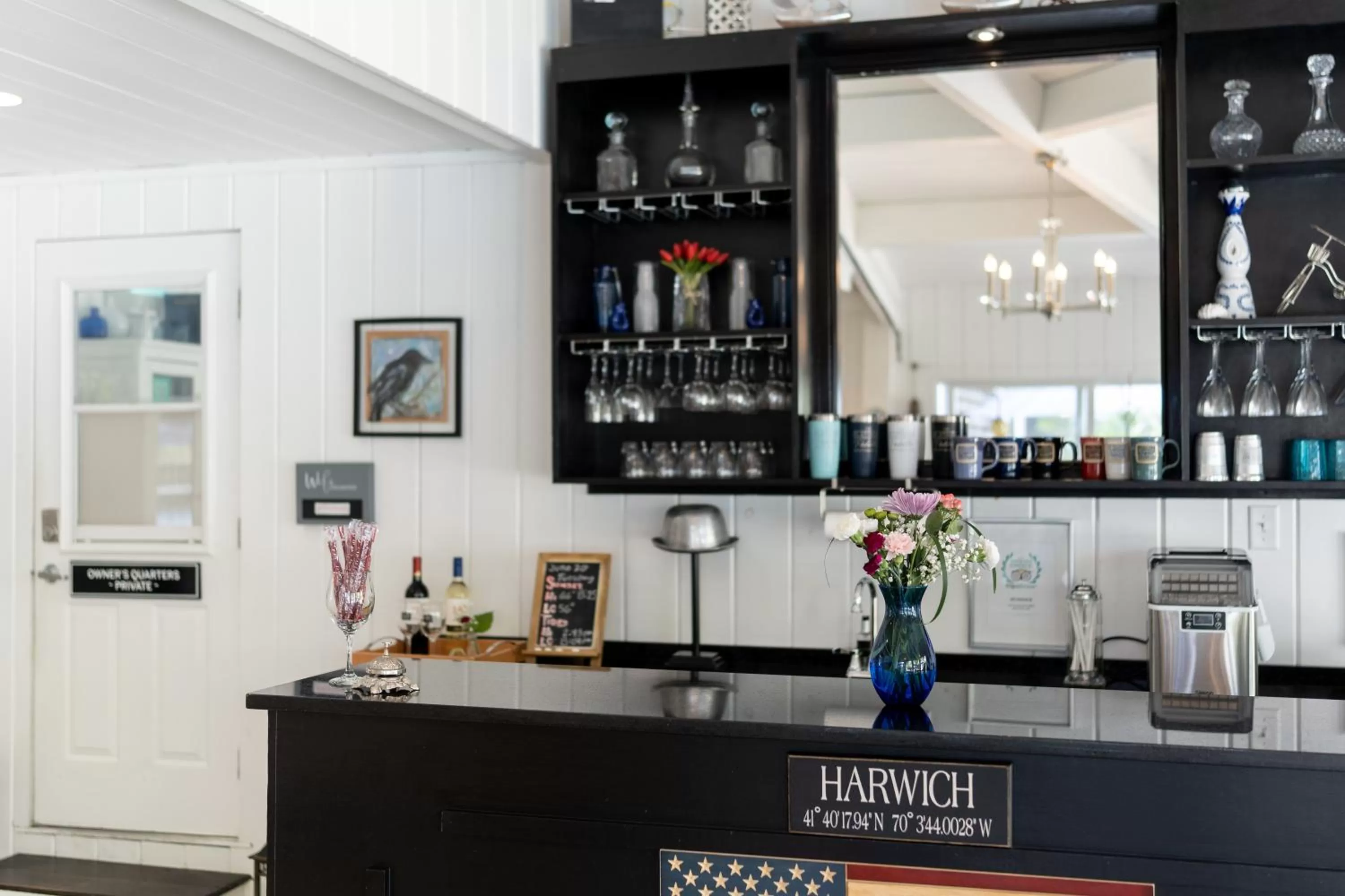 Communal lounge/ TV room in The Platinum Pebble Boutique Inn - Adults Only Property