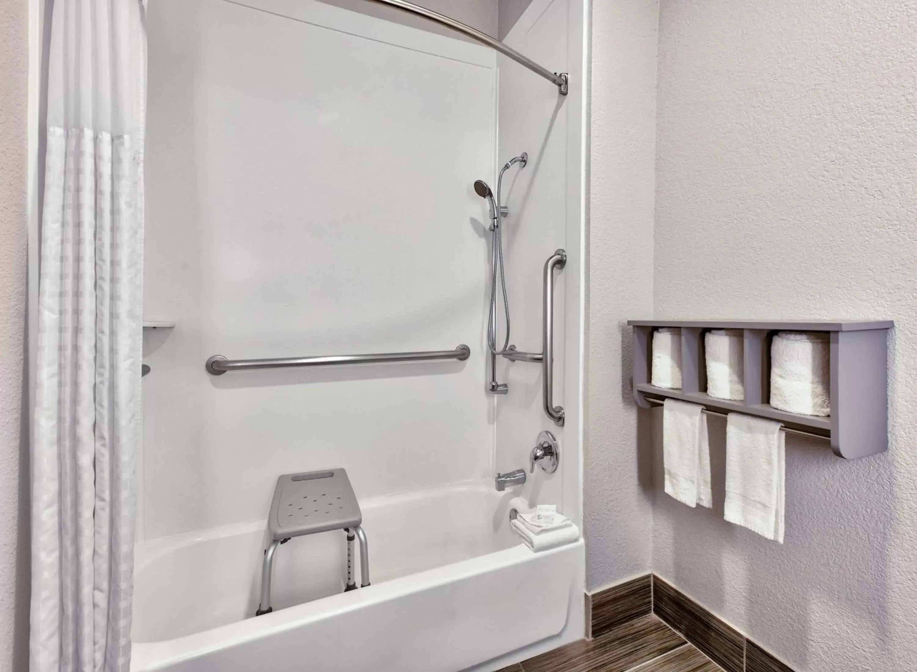 Bathroom in La Quinta by Wyndham Dallas - Las Colinas