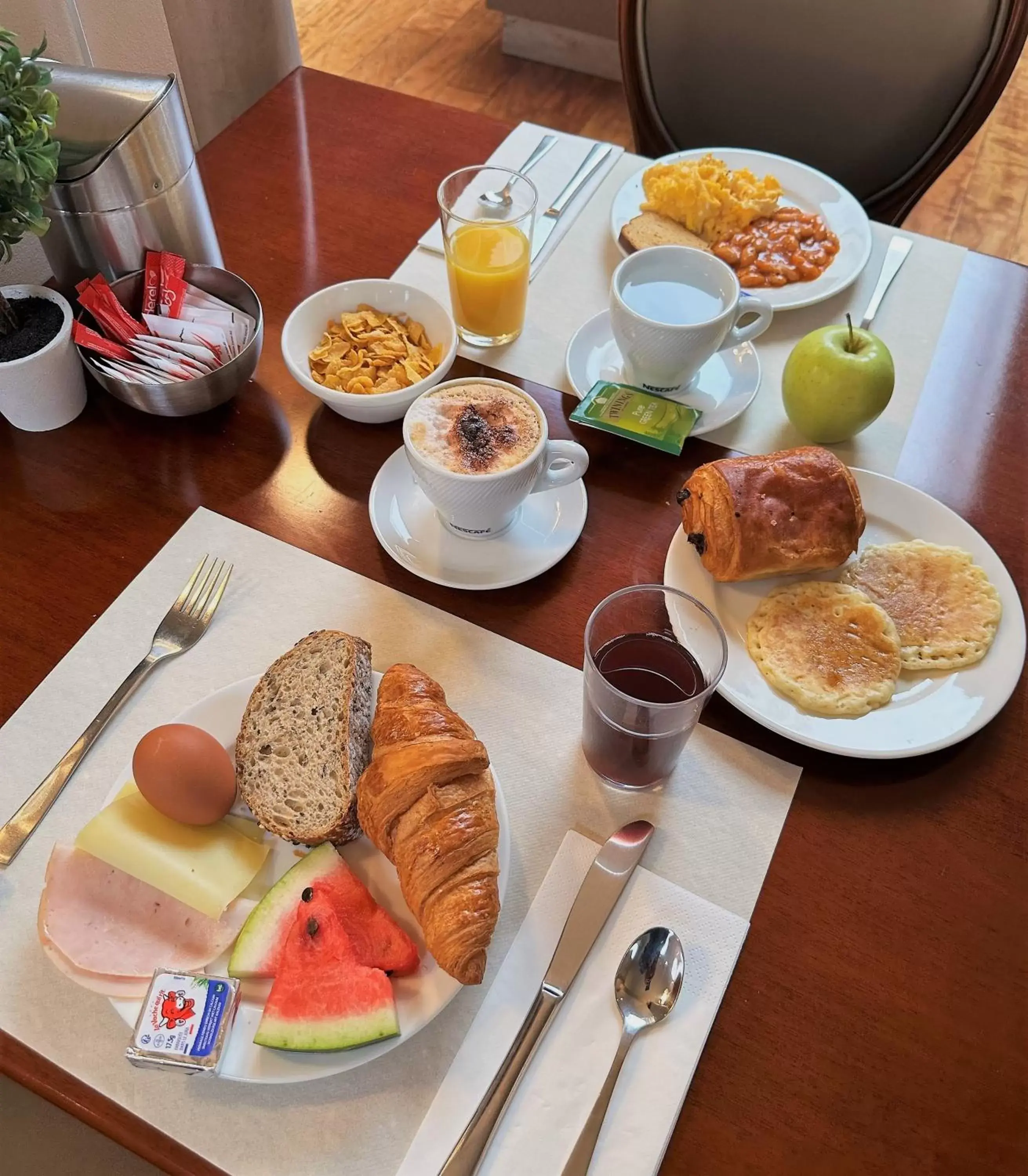 Breakfast in Drake Longchamp