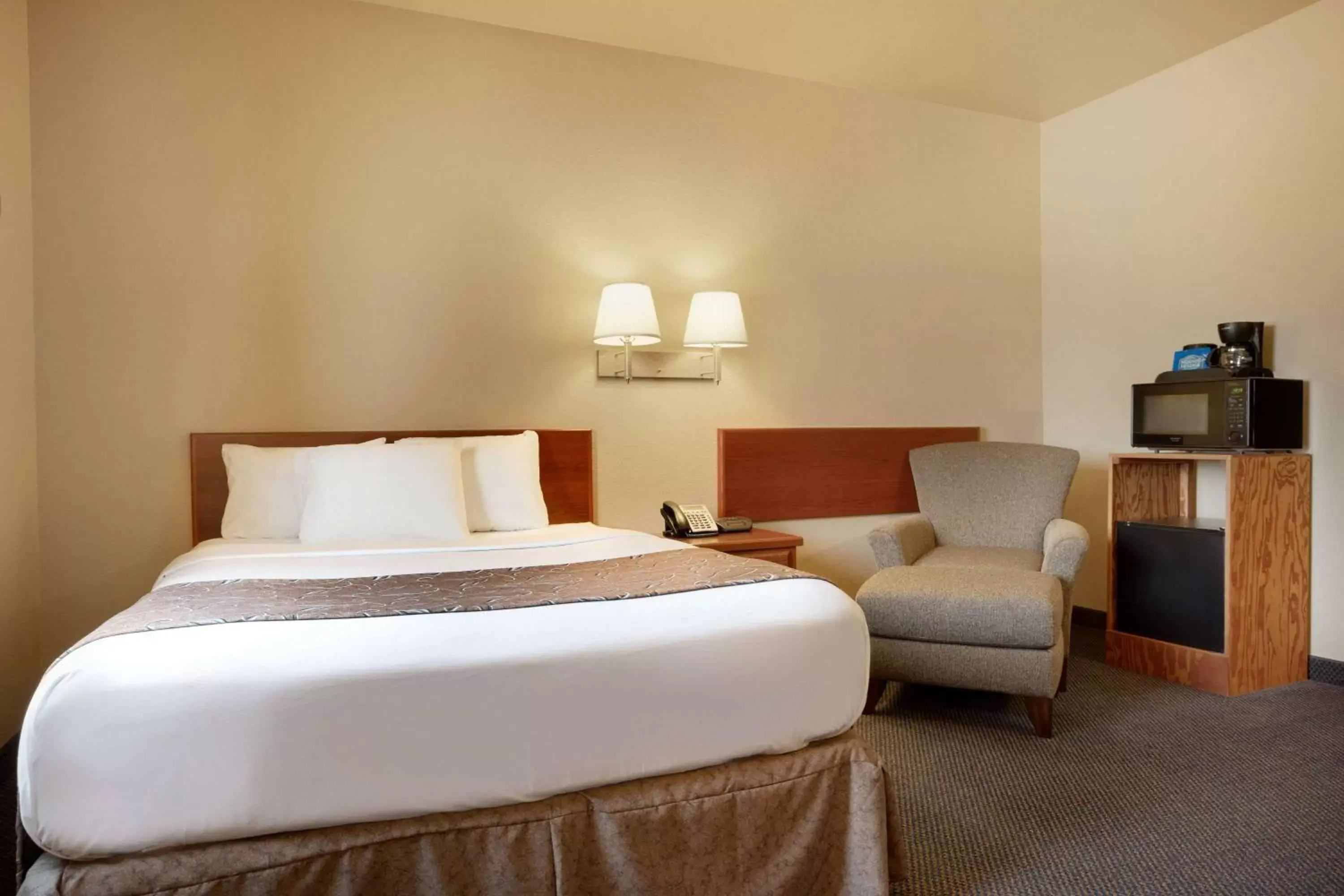 Photo of the whole room, Bed in Travelodge by Wyndham Gillette