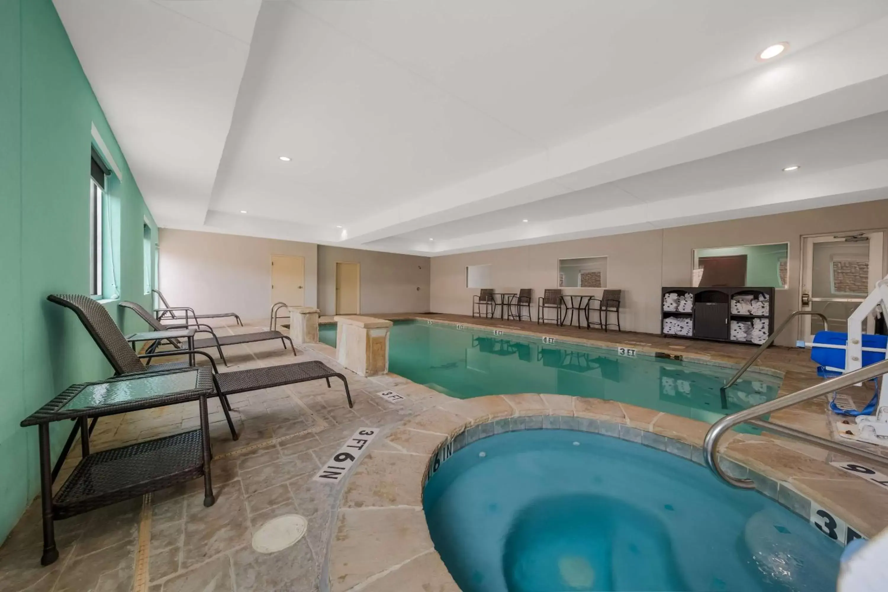 Pool view, Swimming Pool in Best Western Bowie Inn & Suites
