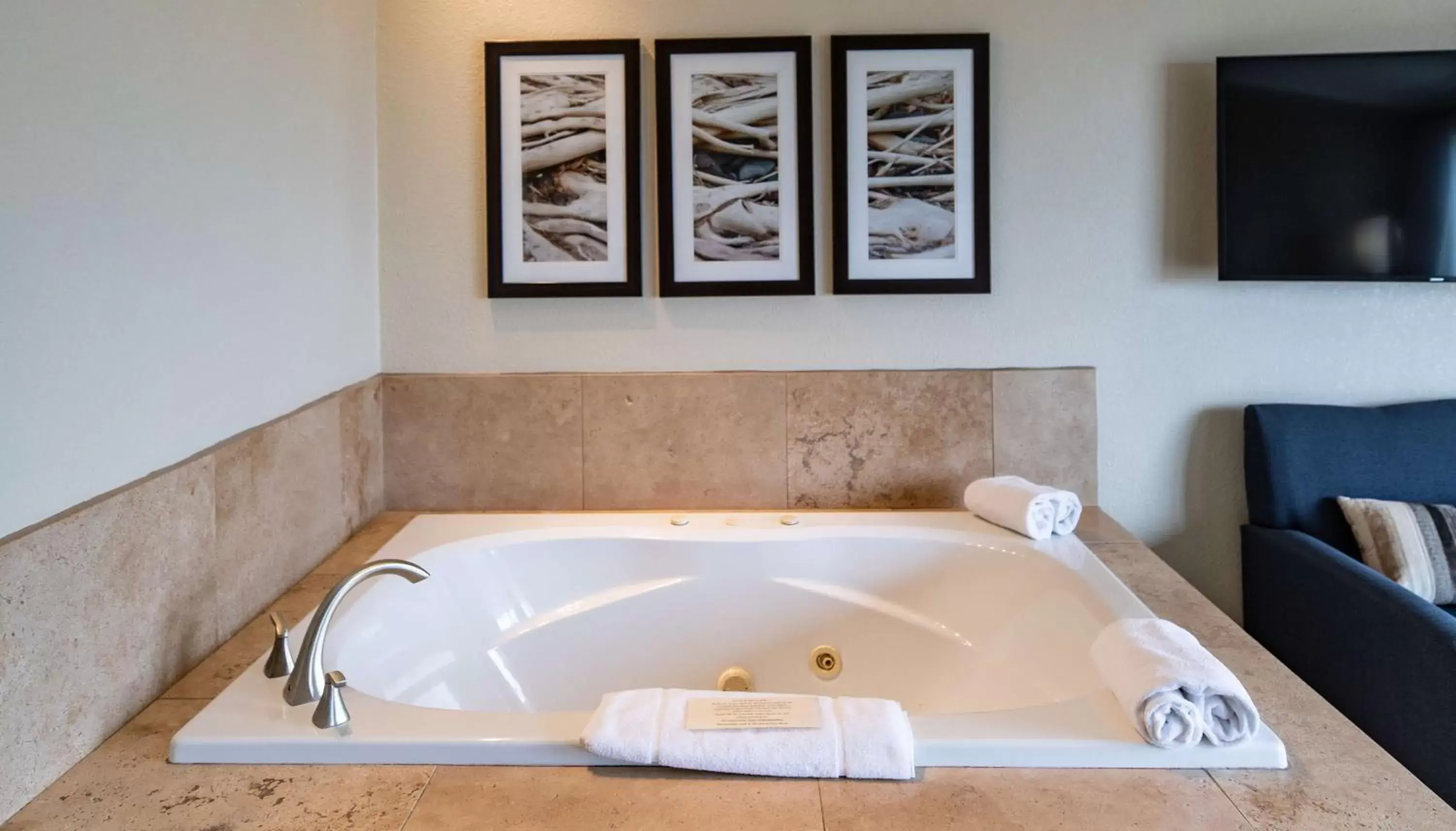 King Suite with Spa Bath - Partial Ocean View in Best Western Inn at Face Rock King Suite with Spa Bath - Partial Ocean View in Best Western Inn at Face Rock