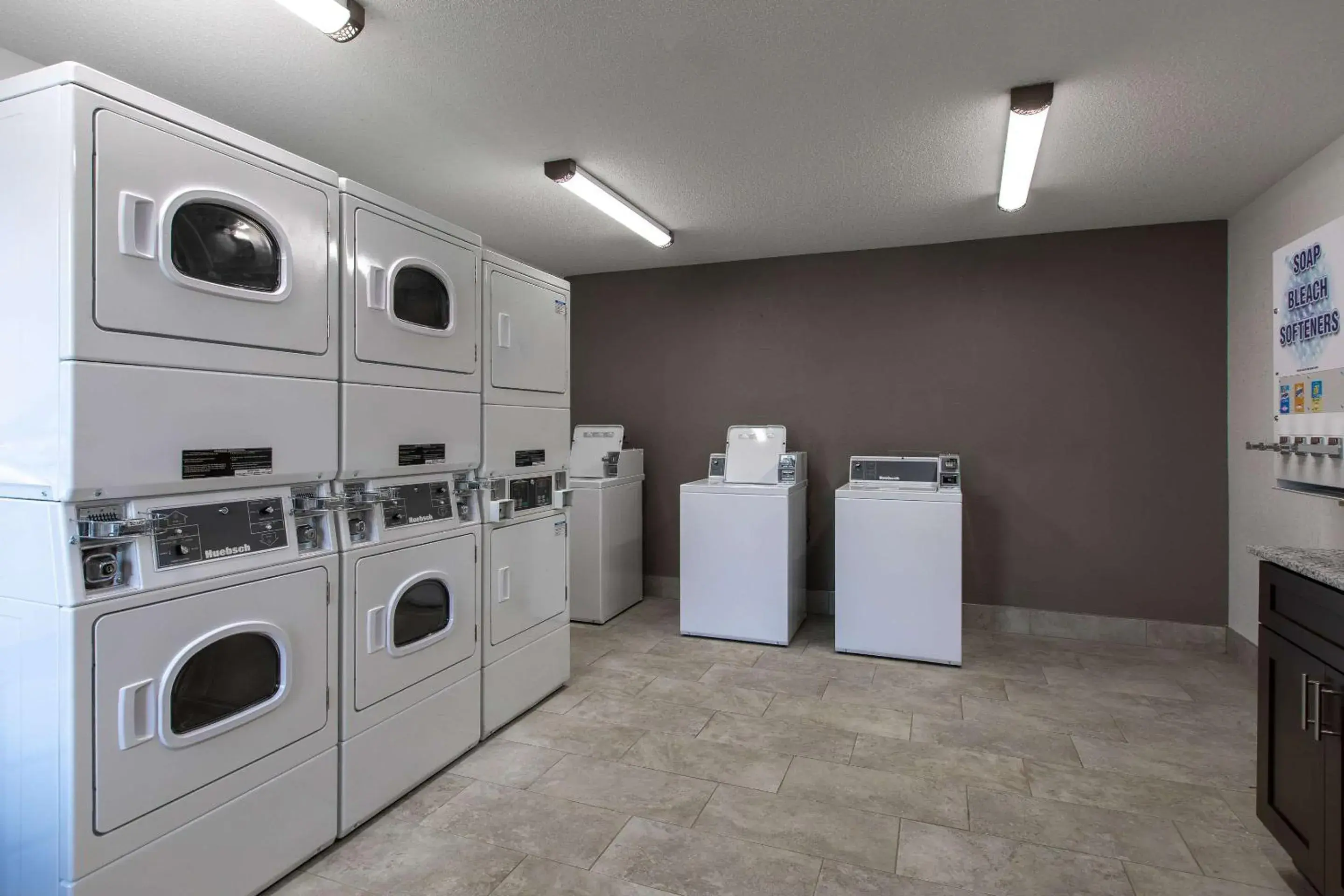 laundry, Kitchen/Kitchenette in Suburban Studios