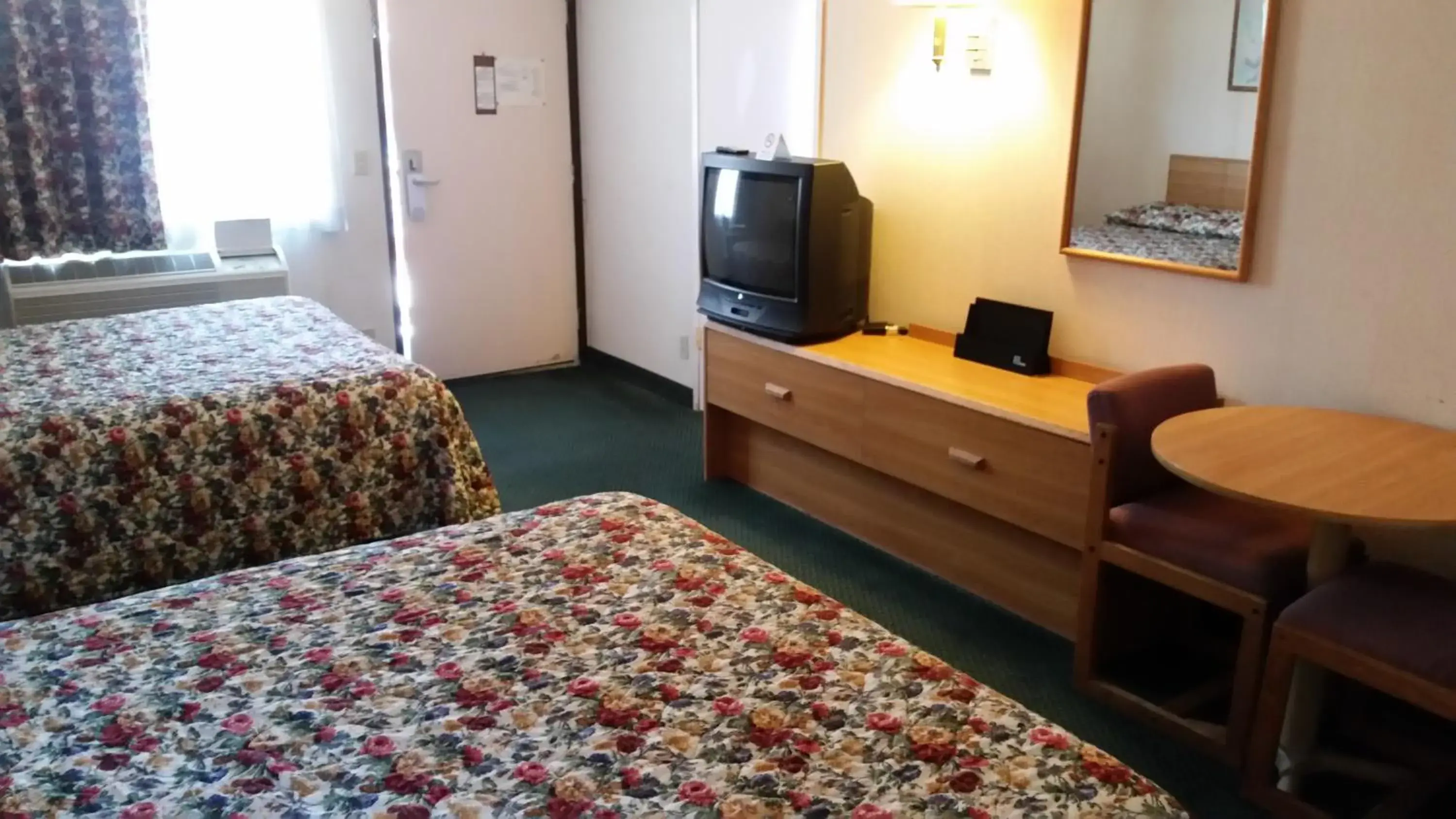 Bed, TV/Entertainment Center in Economy Inn Motel Sylmar
