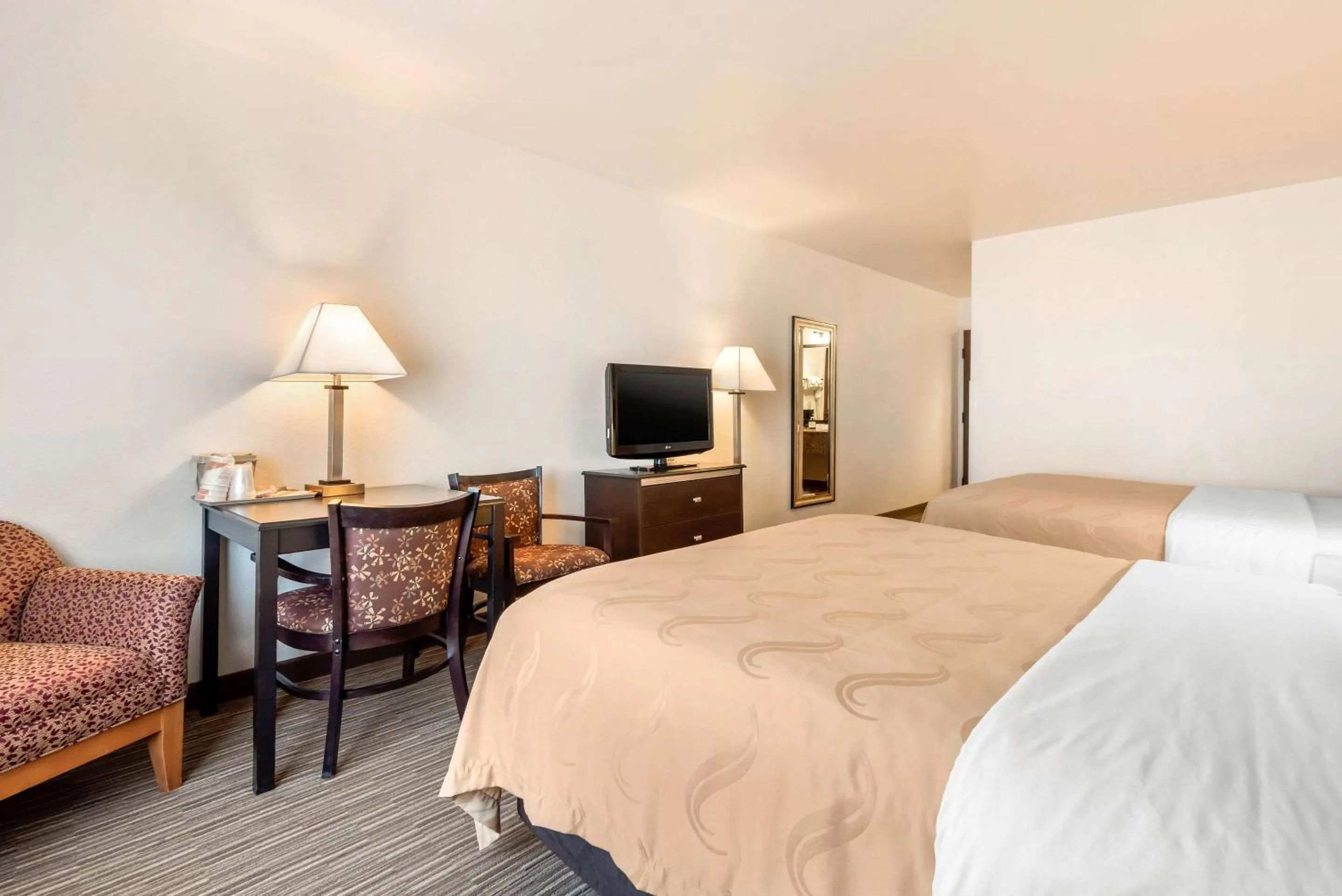 Photo of the whole room, Bed in Quality Inn & Suites Limon