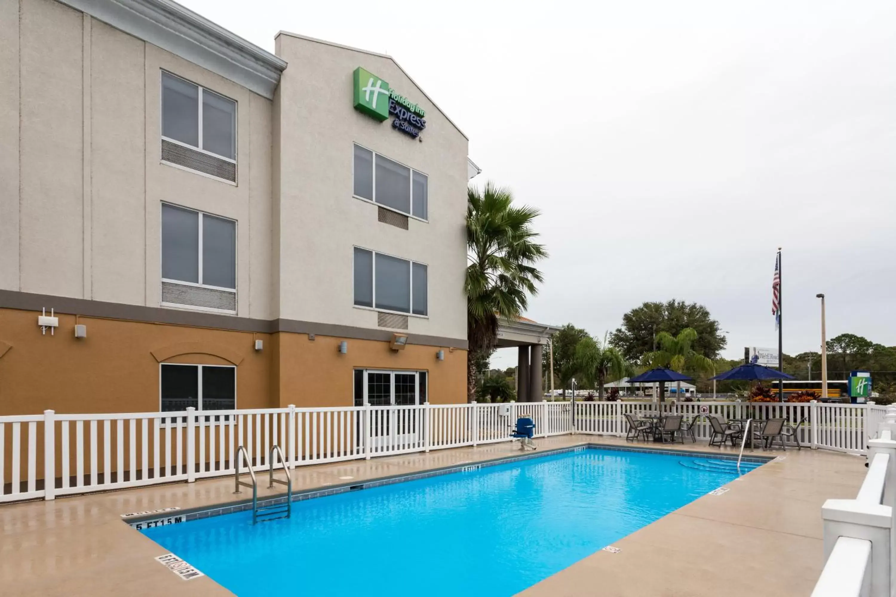 Property Building in Holiday Inn Express & Suites Tavares, an IHG Hotel