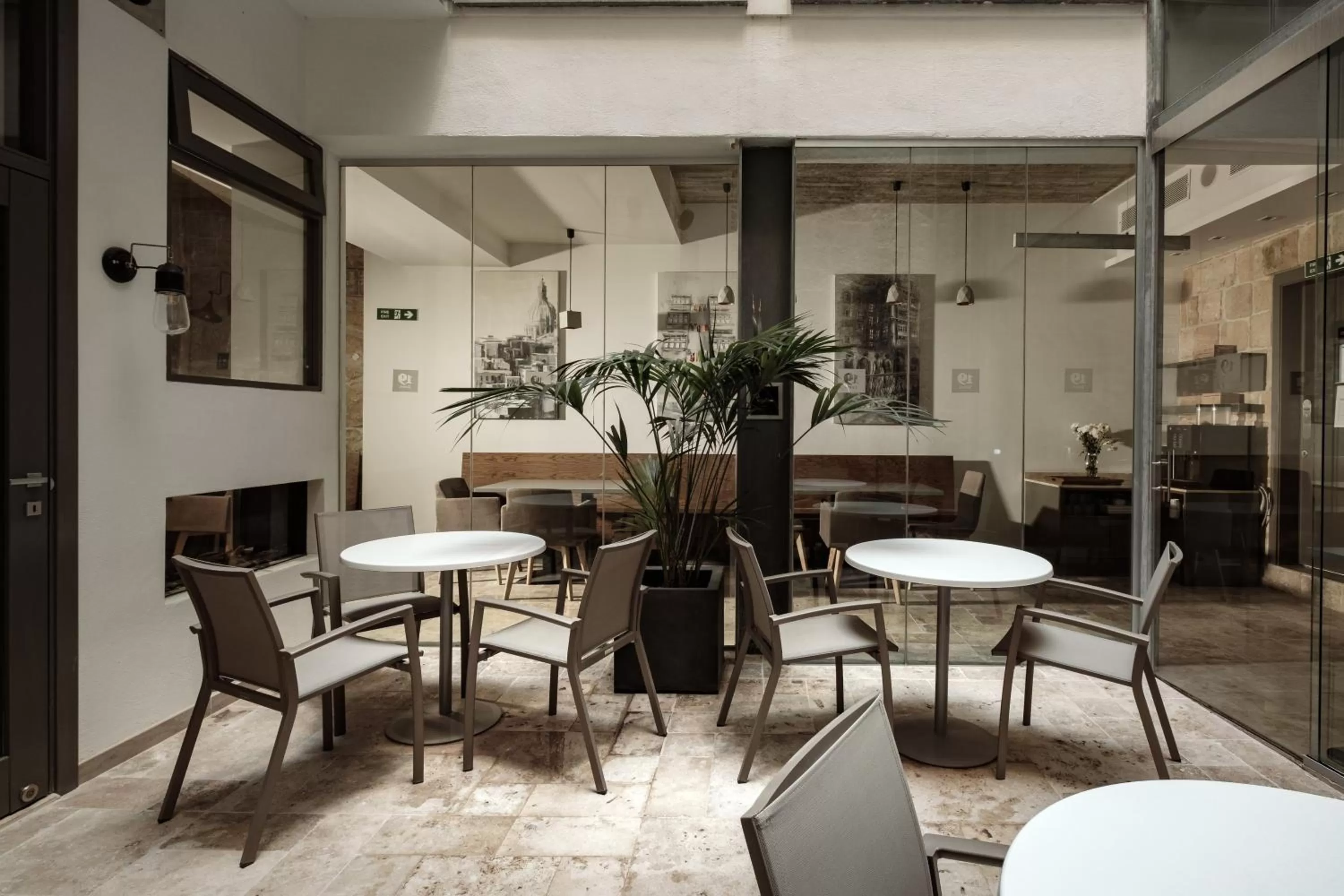 Restaurant/places to eat in 19 ROOMS