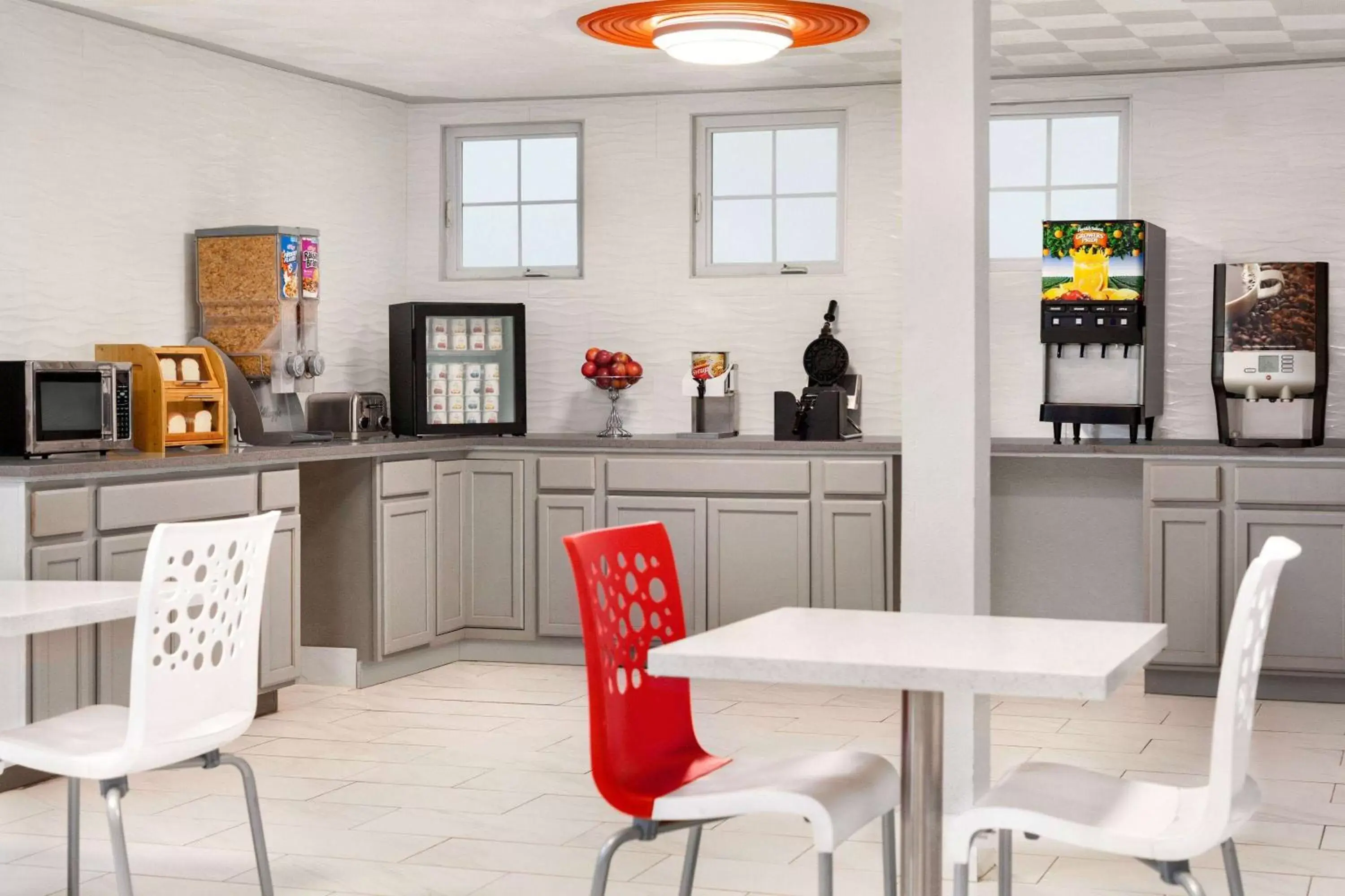 Property building in Super 8 by Wyndham Lenexa Overland Park Area/Mall Area Property building in Super 8 by Wyndham Lenexa Overland Park Area/Mall Area