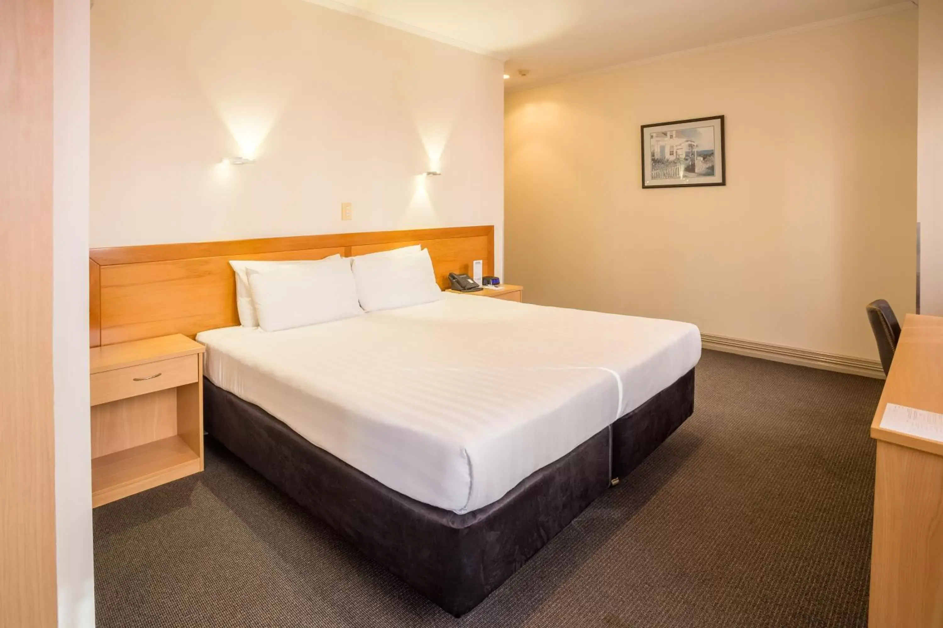 Kitchen or kitchenette, Bed in President Hotel Auckland