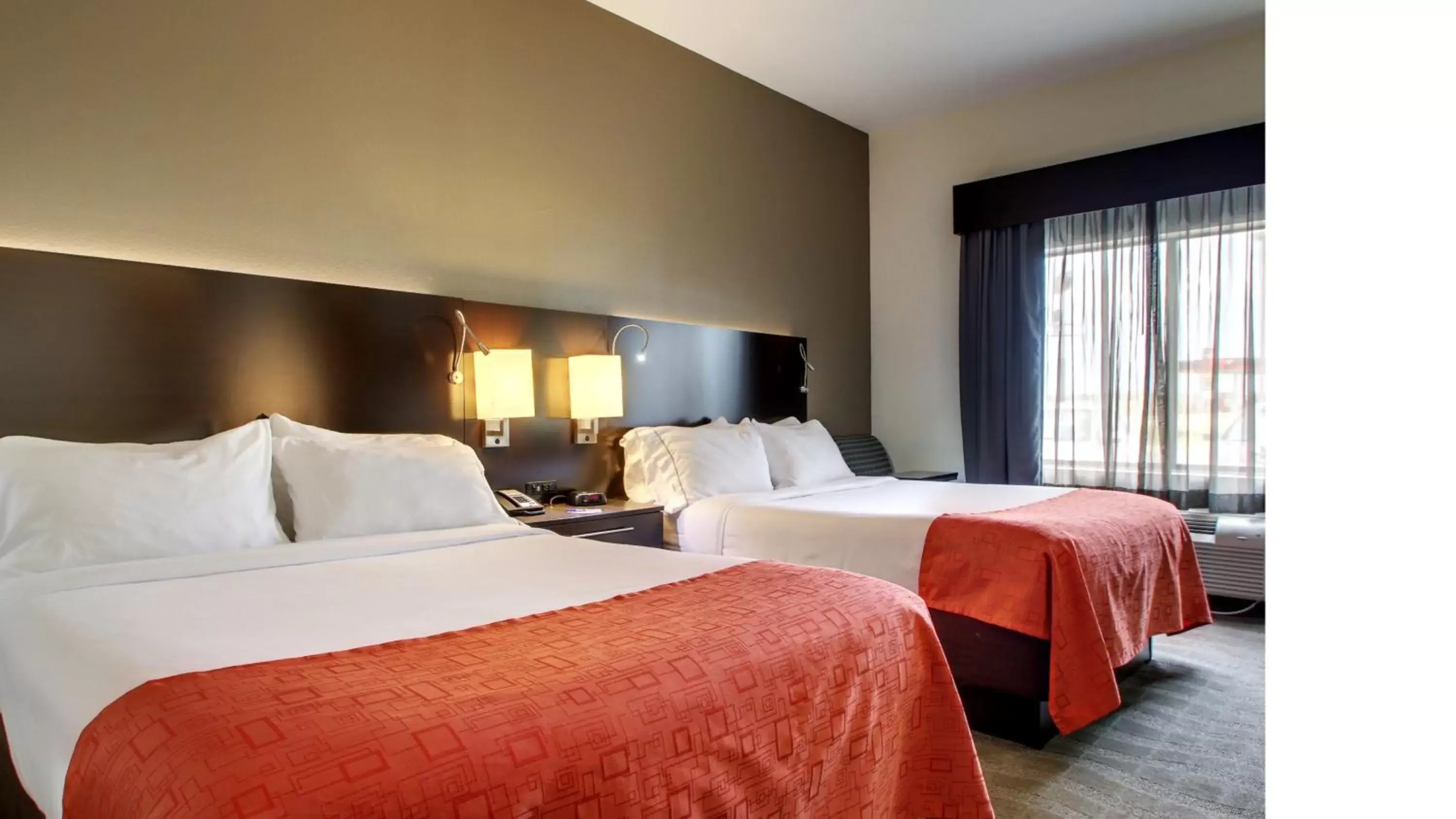 Photo of the whole room, Bed in Holiday Inn Express Hotel & Suites Meridian, an IHG Hotel