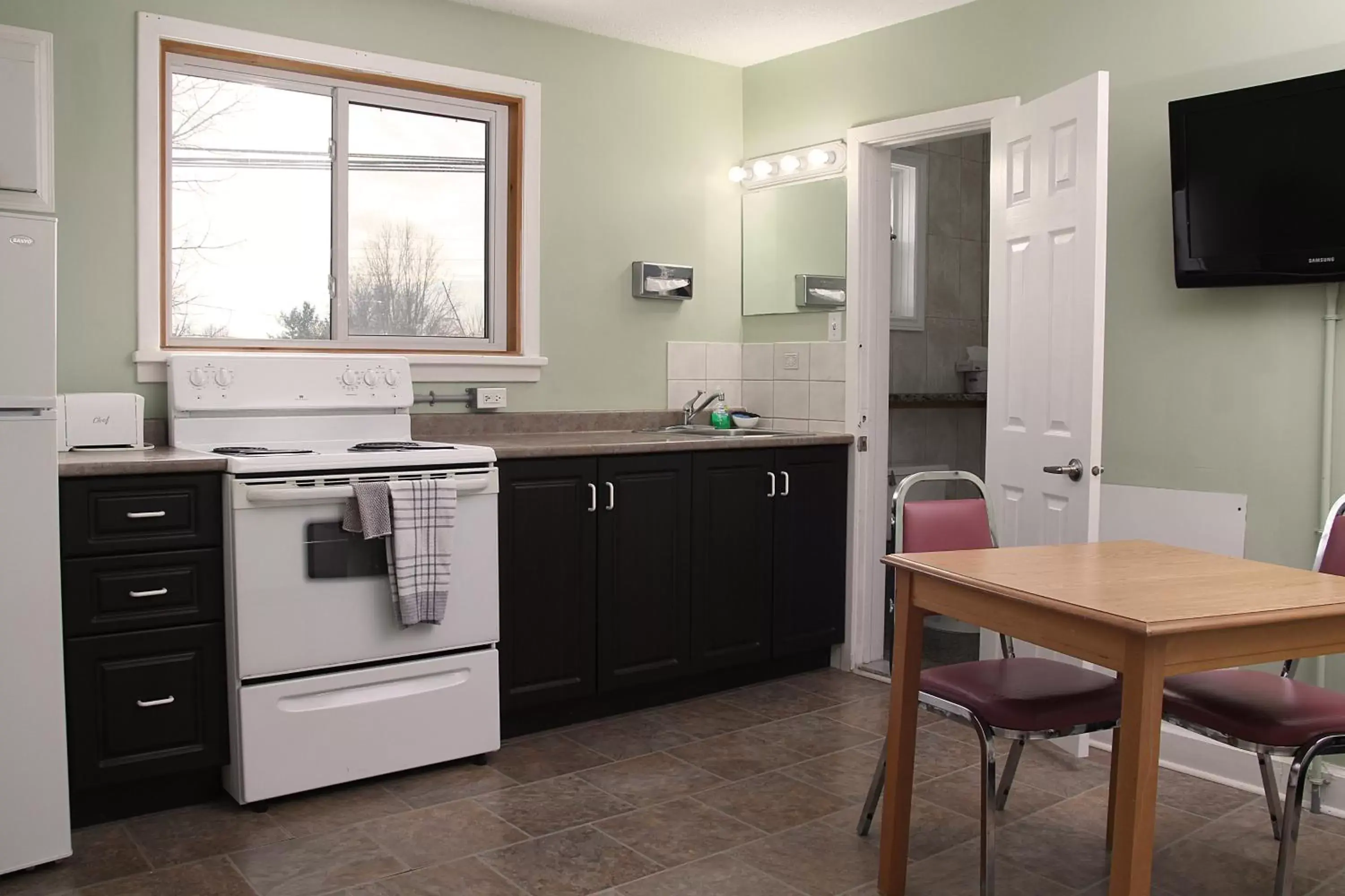 Kitchen/Kitchenette in Perth Plaza Inn & Suites