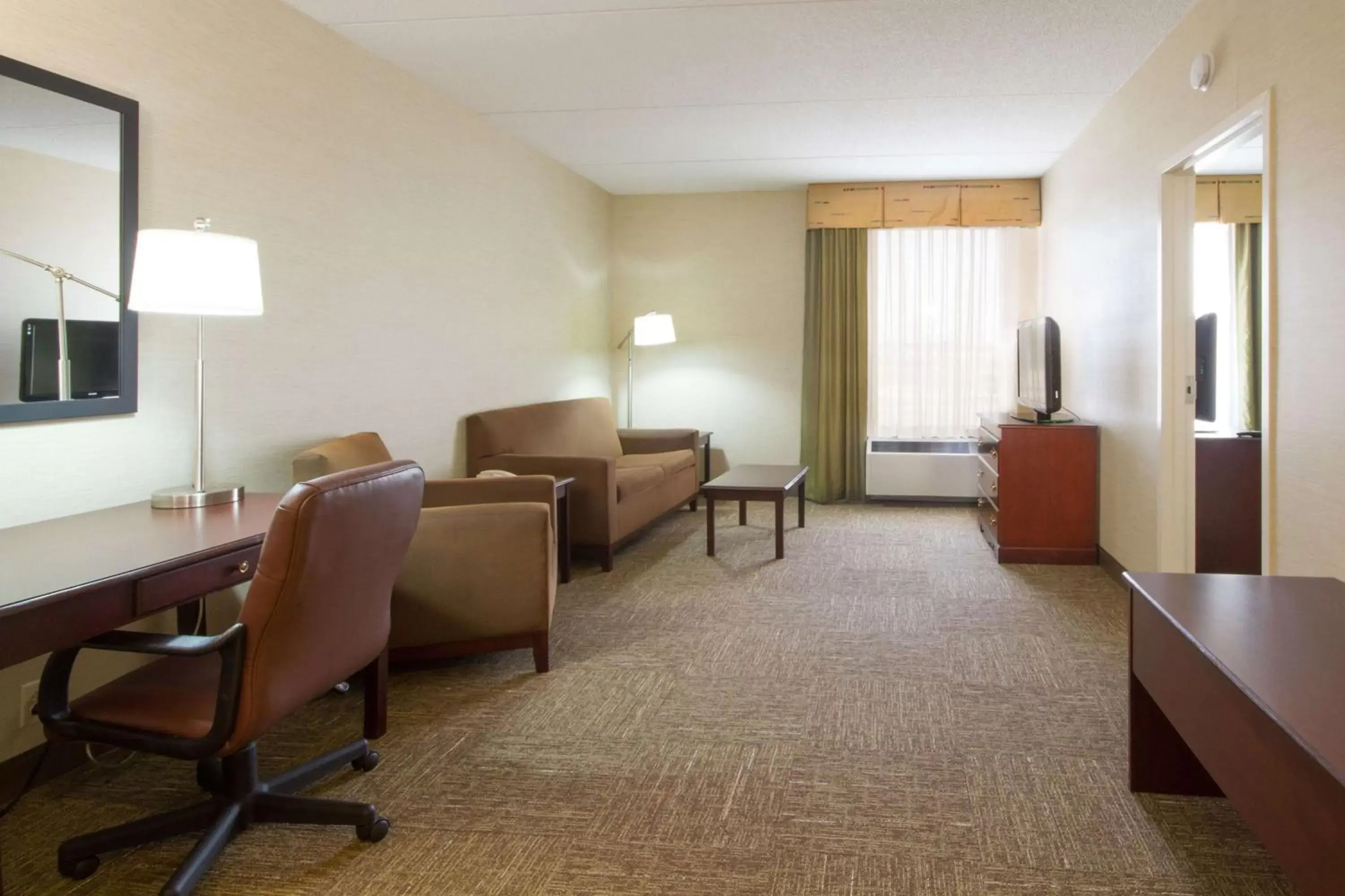 Bedroom, Seating Area in Hampton Inn Buffalo-South/I-90