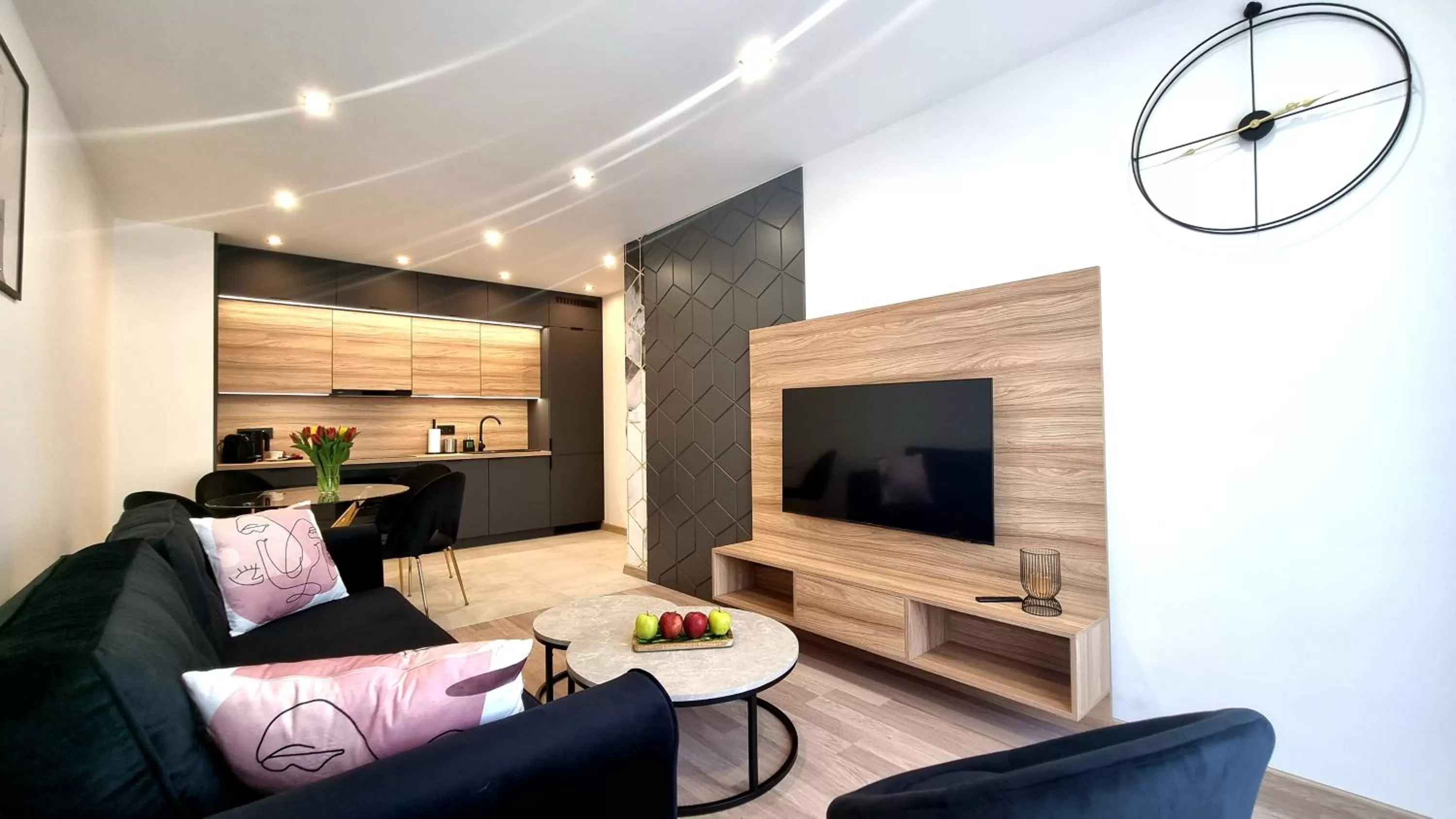 TV and multimedia in NOOK NOOK Apartments Bytkowska 103