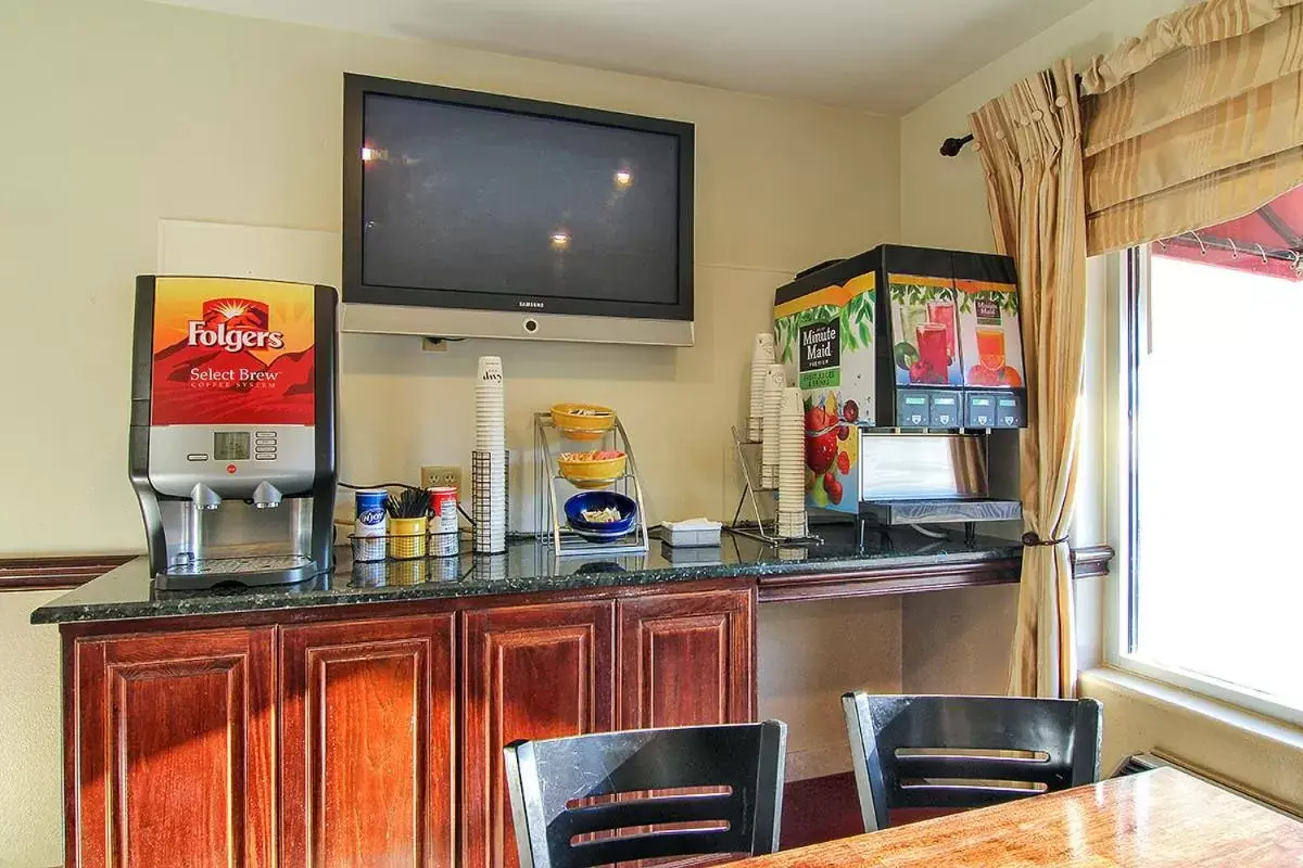 Photo of the whole room, TV/Entertainment Center in Days Inn by Wyndham Market Center Dallas