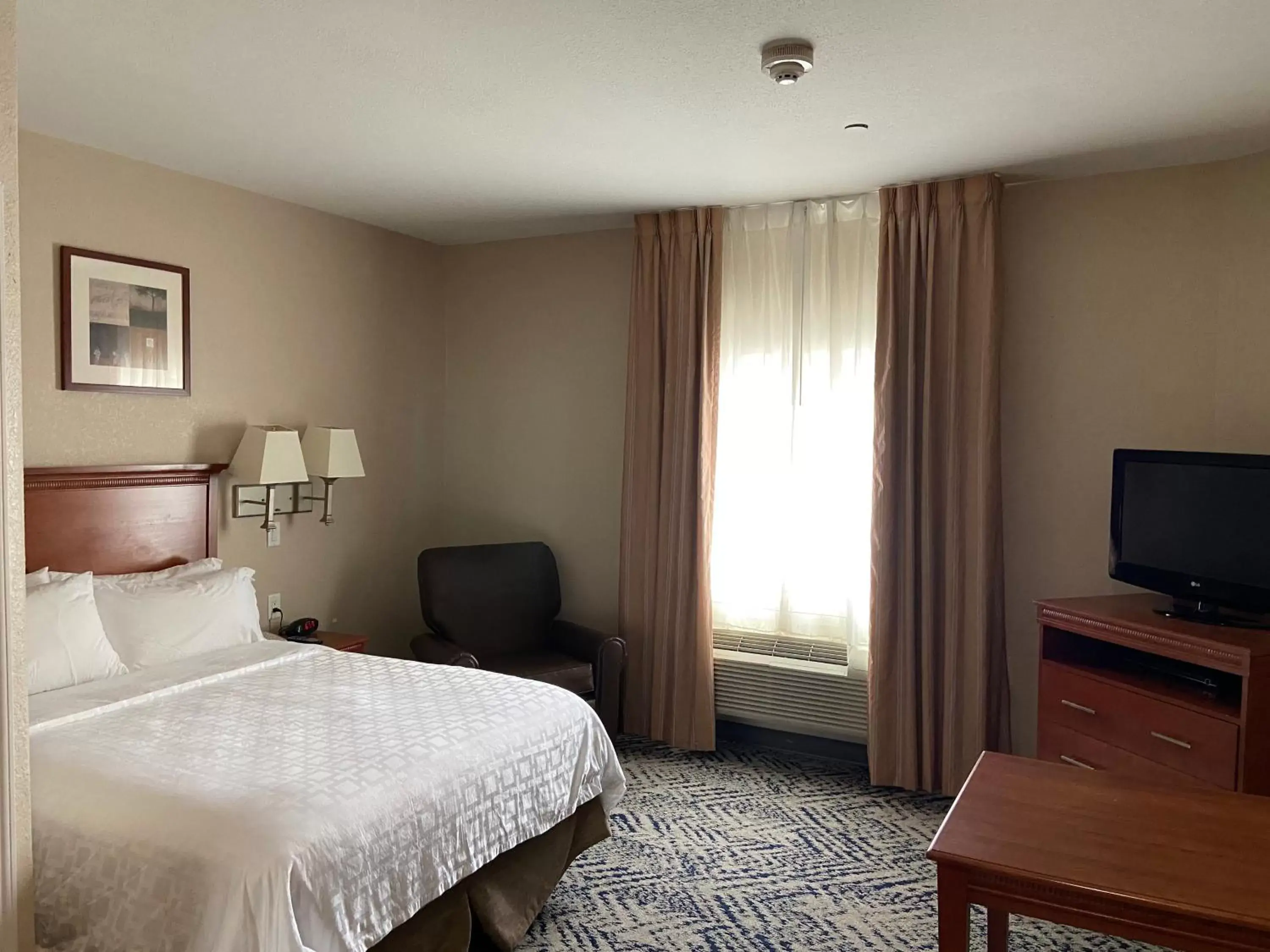 Photo of the whole room, Bed in Candlewood Suites La Porte, an IHG Hotel