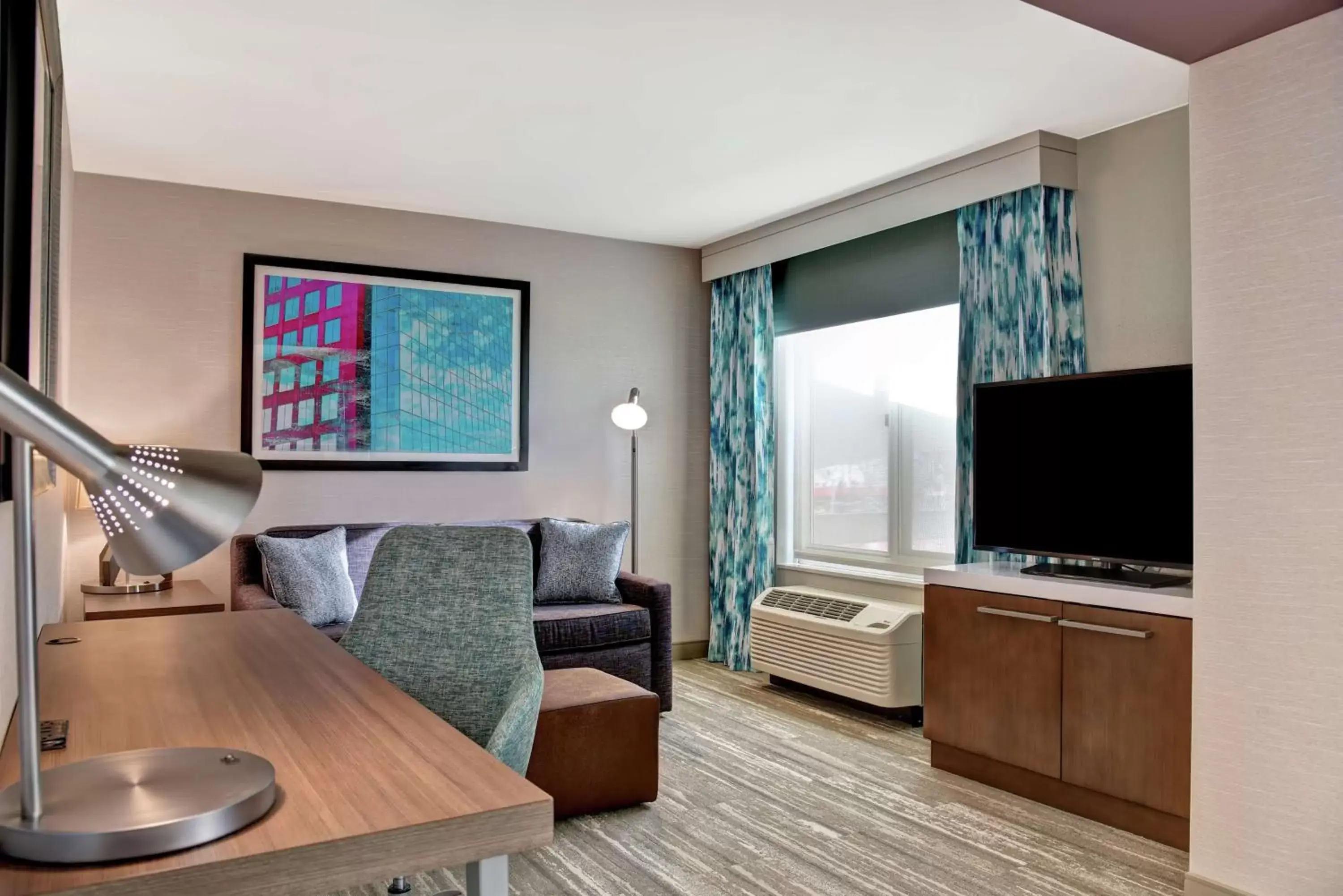 Living room, TV/Entertainment Center in Hilton Garden Inn Kansas City/Kansas