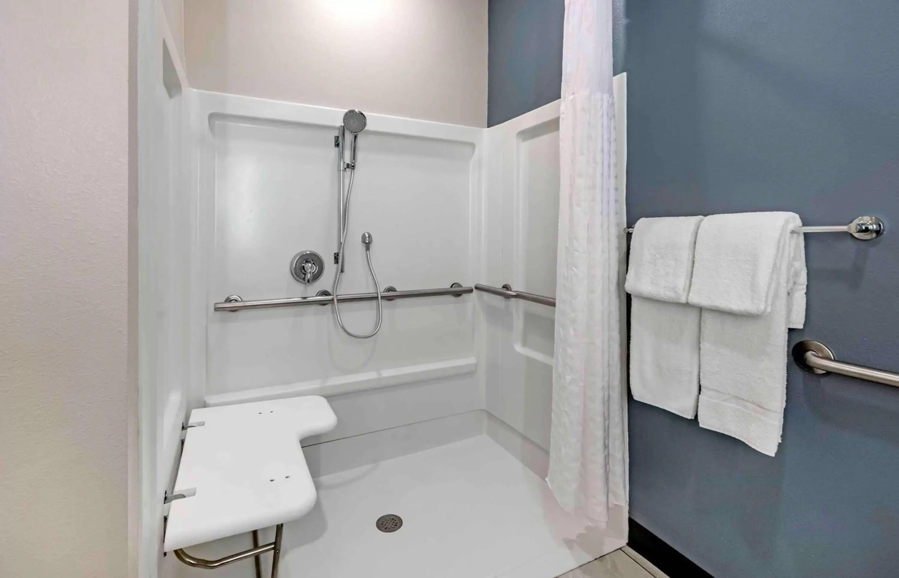 Bathroom in Extended Stay America Suites - Colonial Heights - Fort Lee