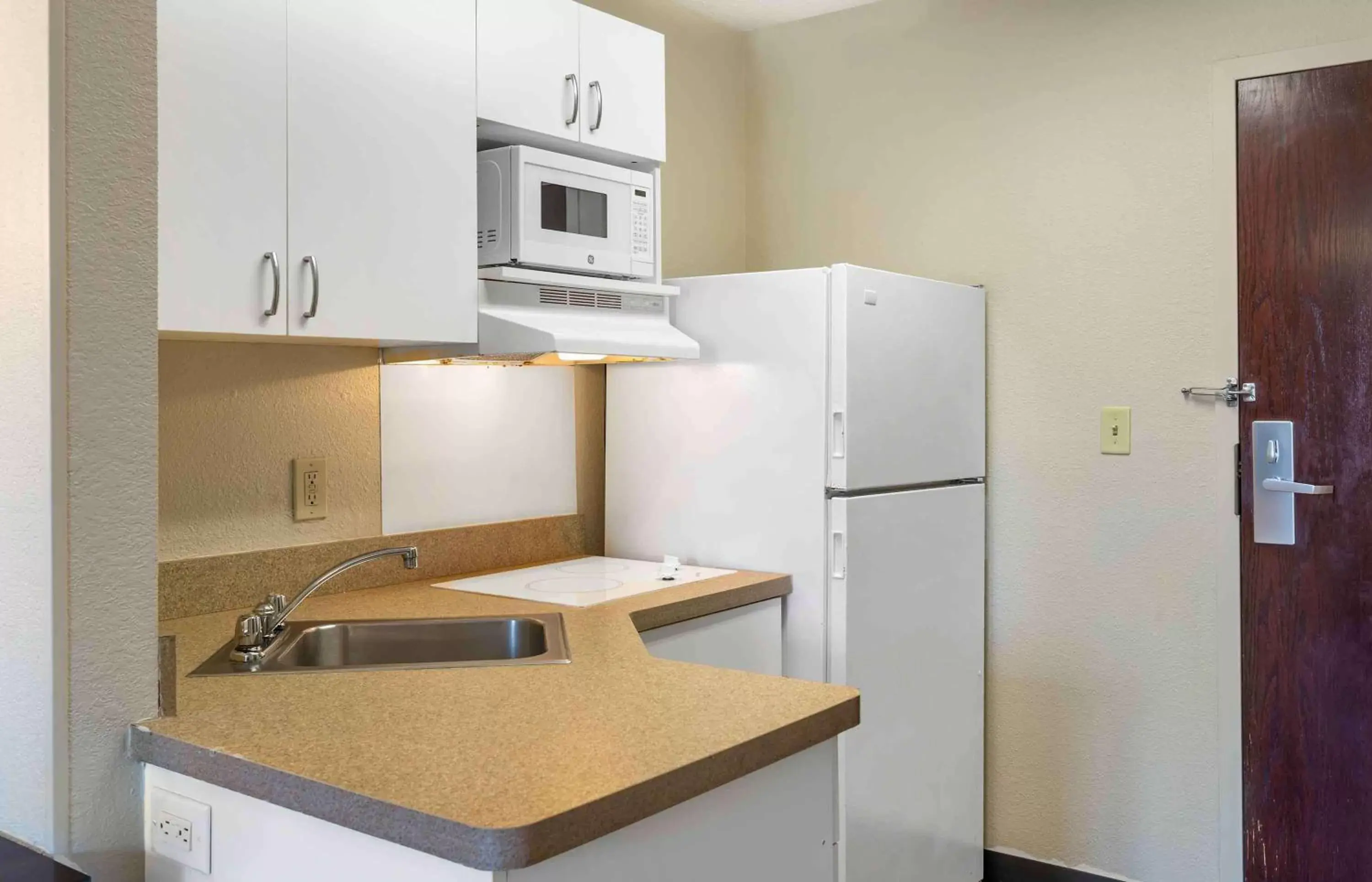 Bedroom, Kitchen/Kitchenette in Extended Stay America Suites - Providence - Warwick