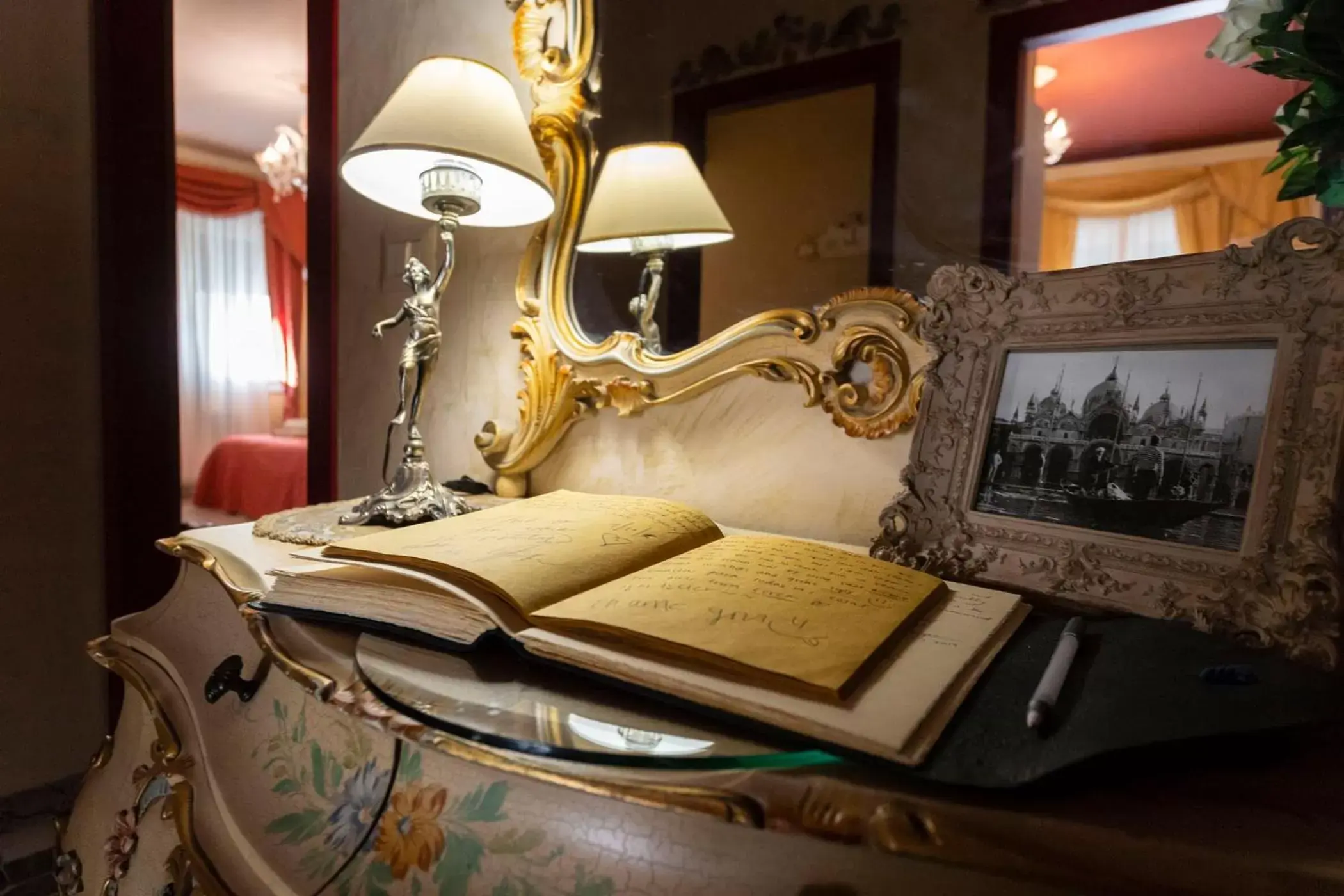 Decorative detail, Bed in La Bauta