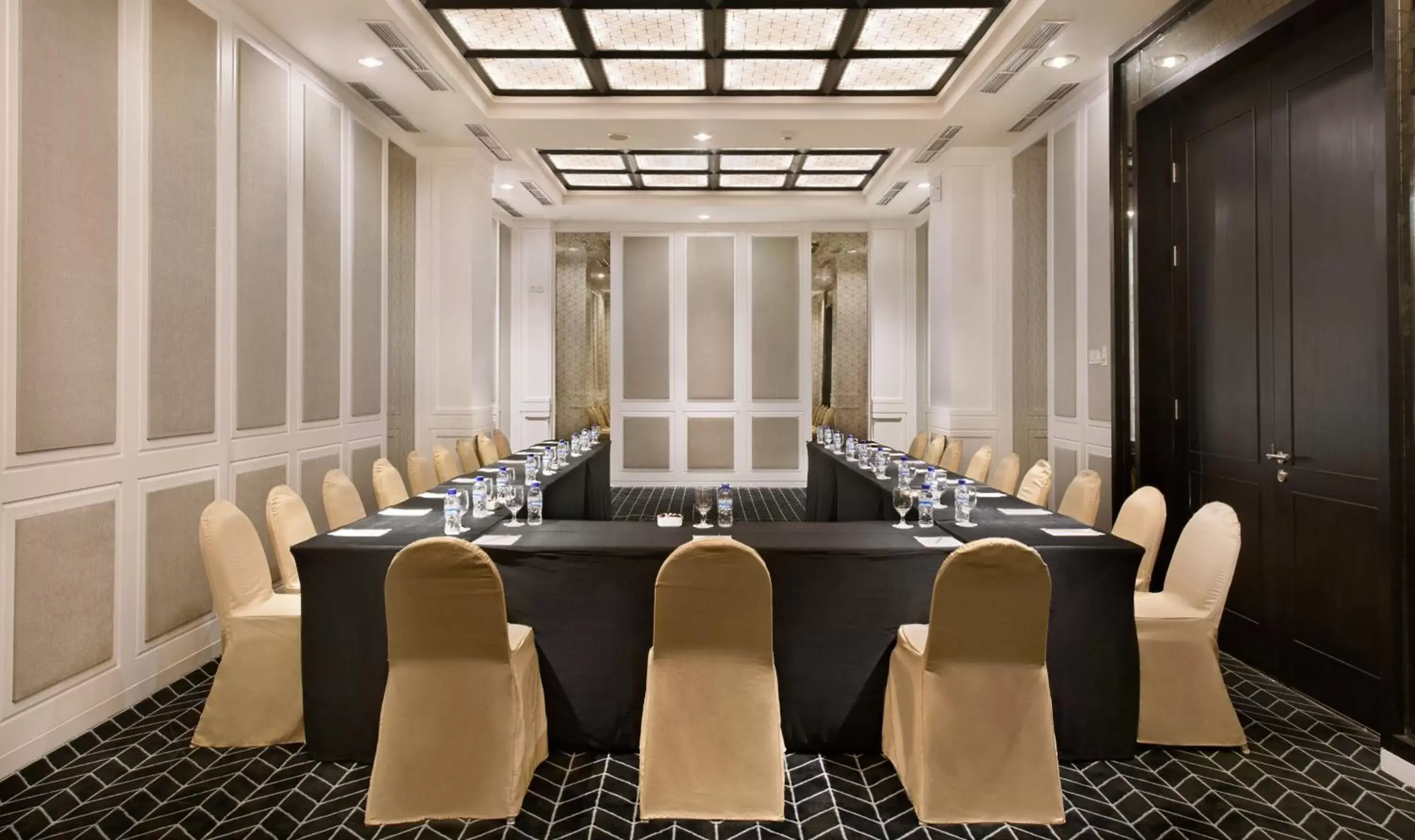 Meeting/conference room, Banquet Facilities in Swiss-Belinn Tunjungan Surabaya