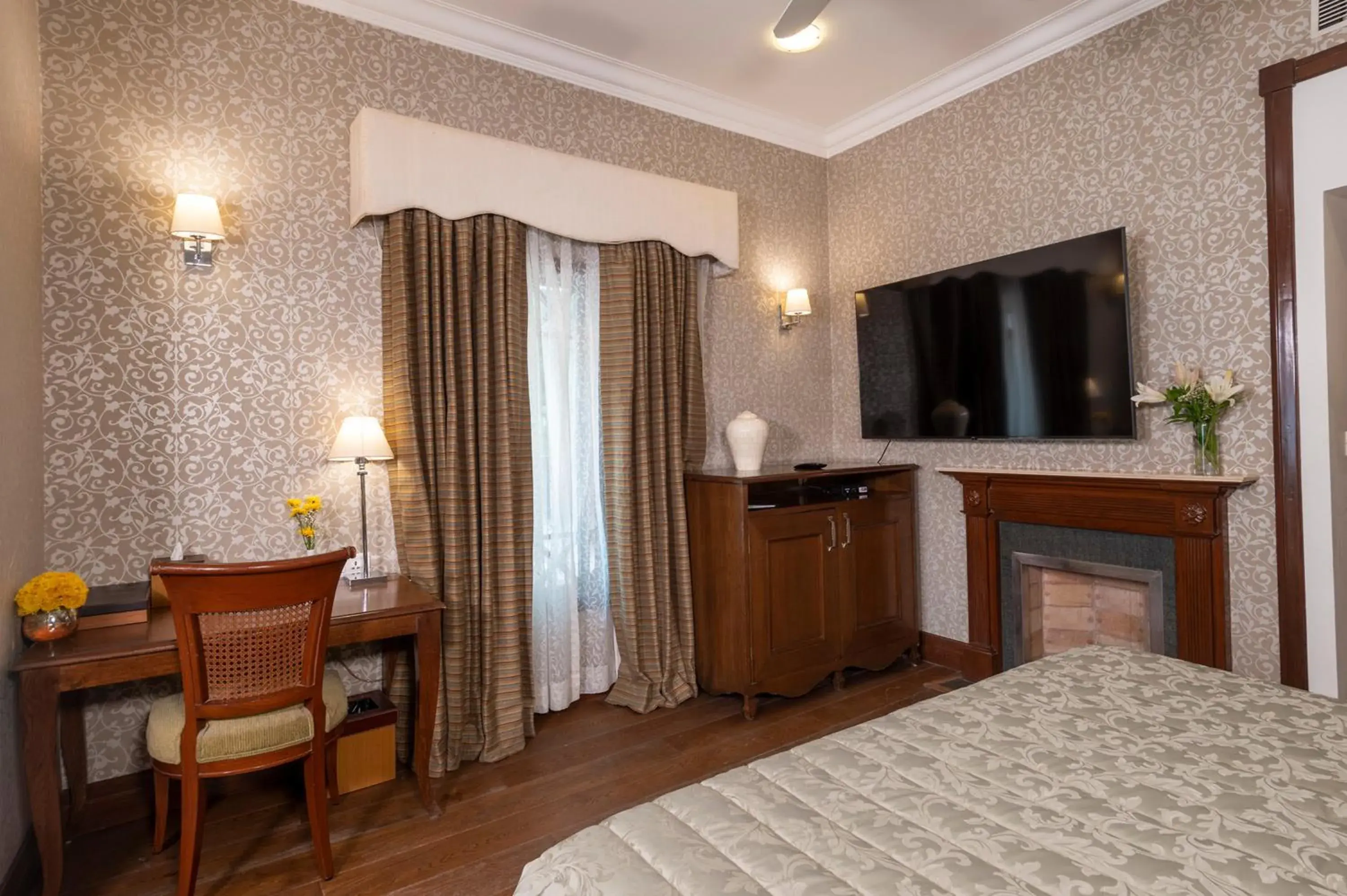 Bed, TV/Entertainment Center in The Claridges Nabha Residence-Heritage